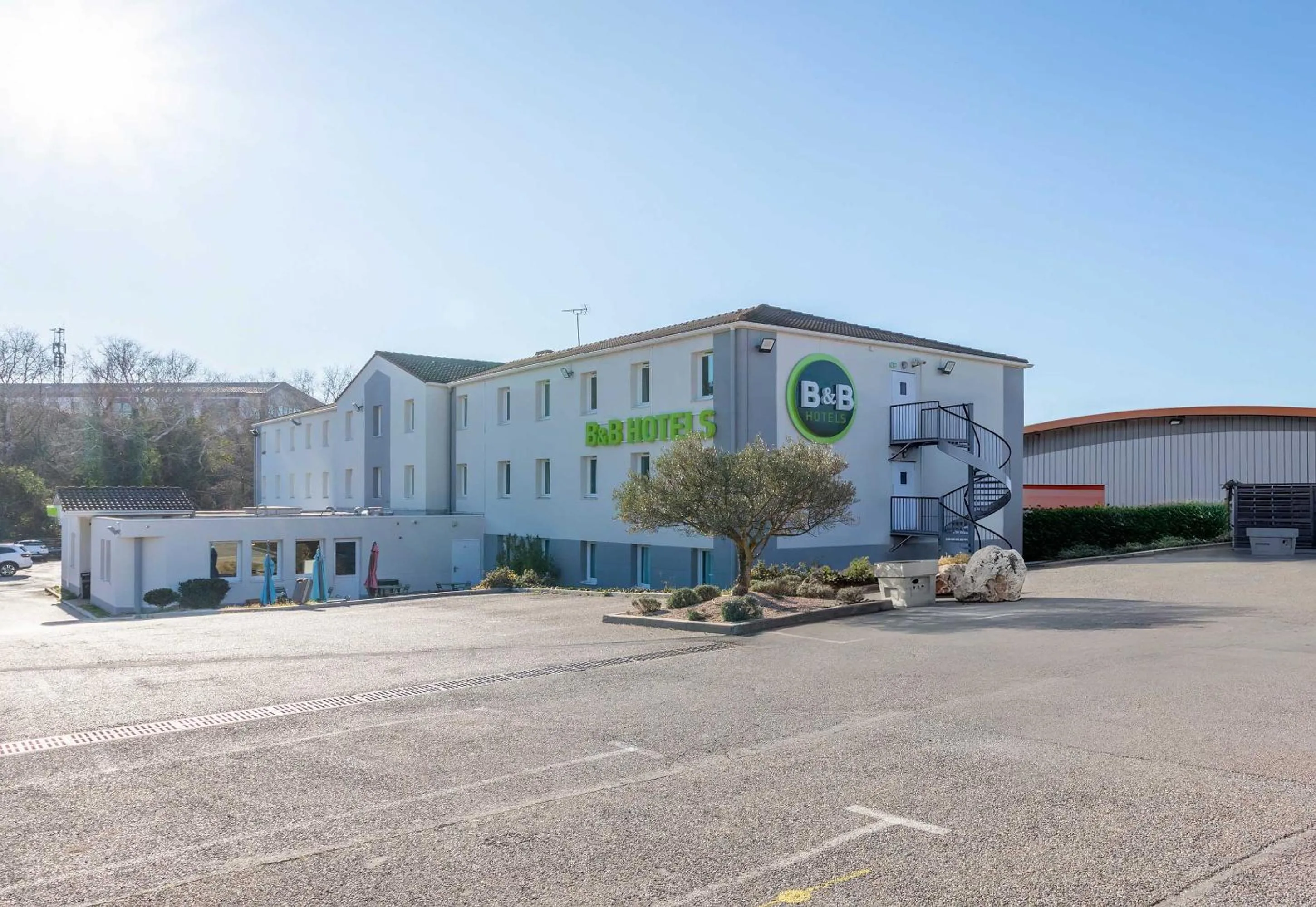 Property building in B&B HOTEL Aix-en-Provence Meyreuil Sainte-Victoire