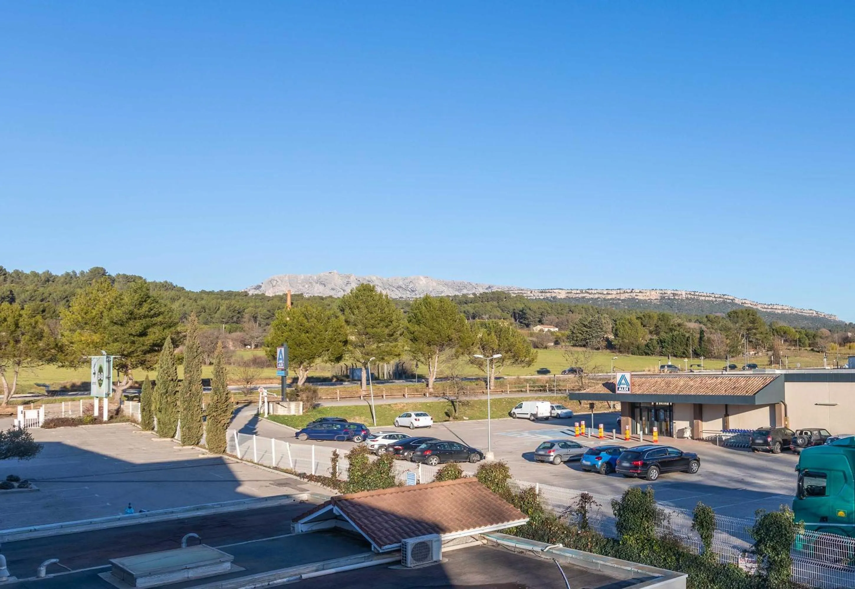 Mountain view in B&B HOTEL Aix-en-Provence Meyreuil Sainte-Victoire