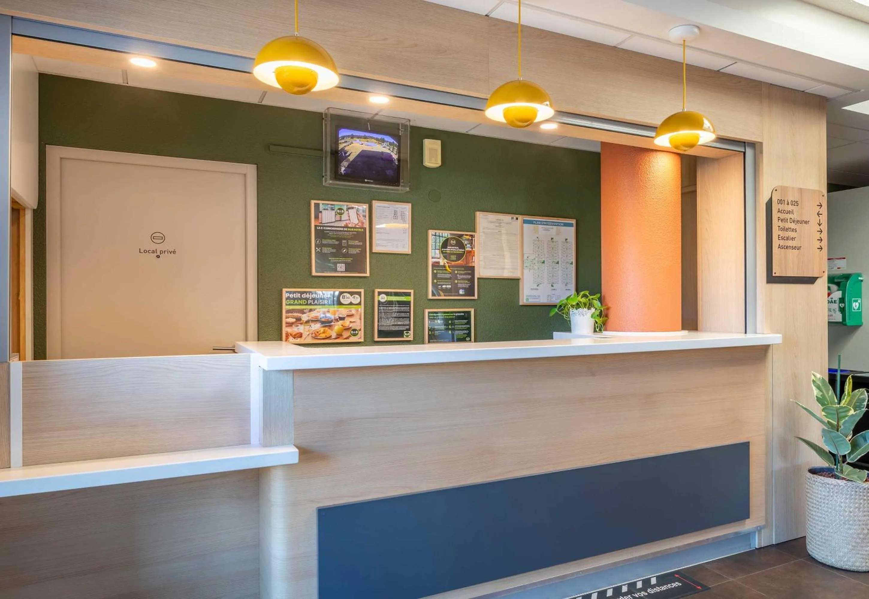 Lobby or reception in B&B HOTEL Aix-en-Provence Meyreuil Sainte-Victoire