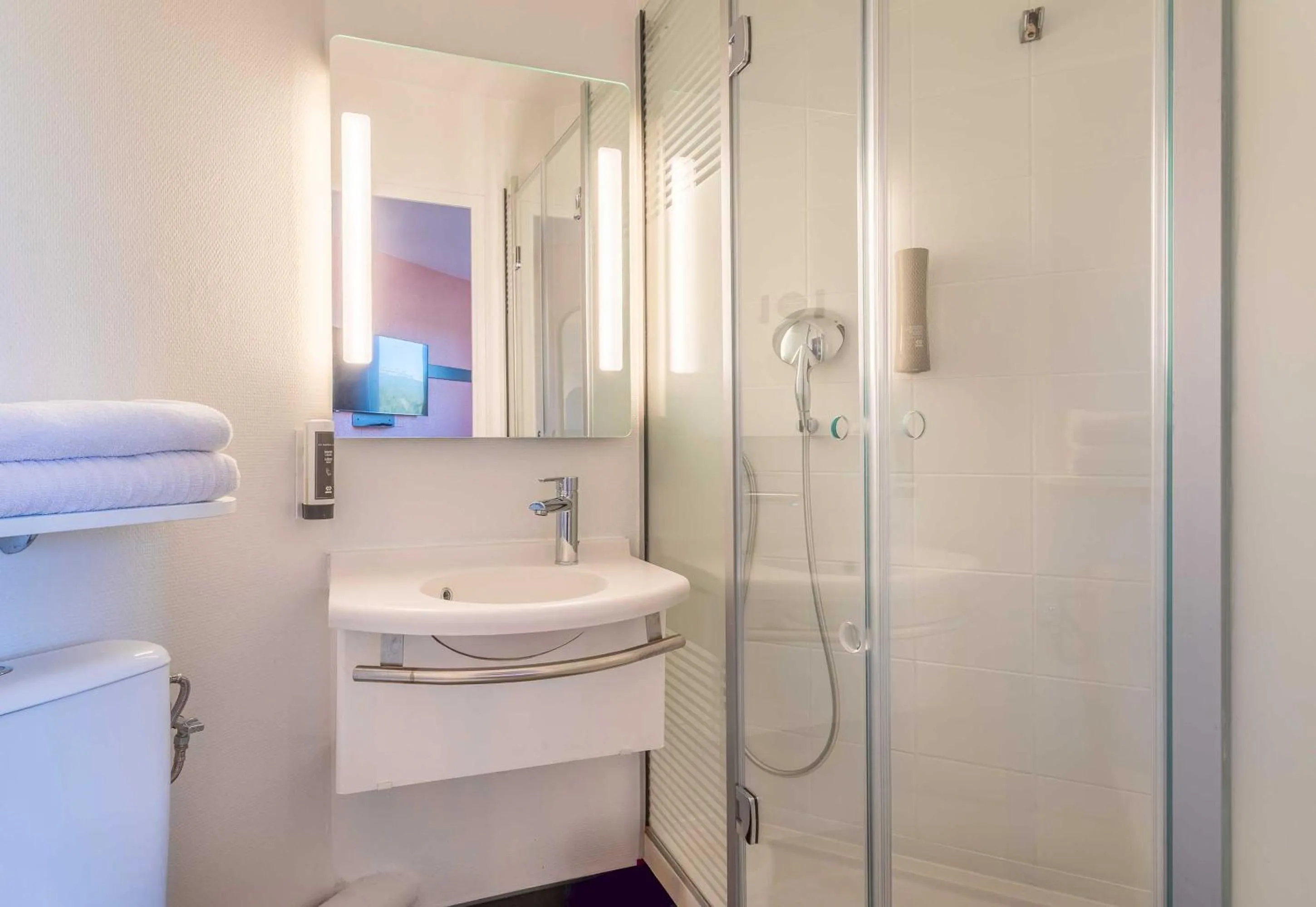 Shower in B&B HOTEL Aix-en-Provence Meyreuil Sainte-Victoire