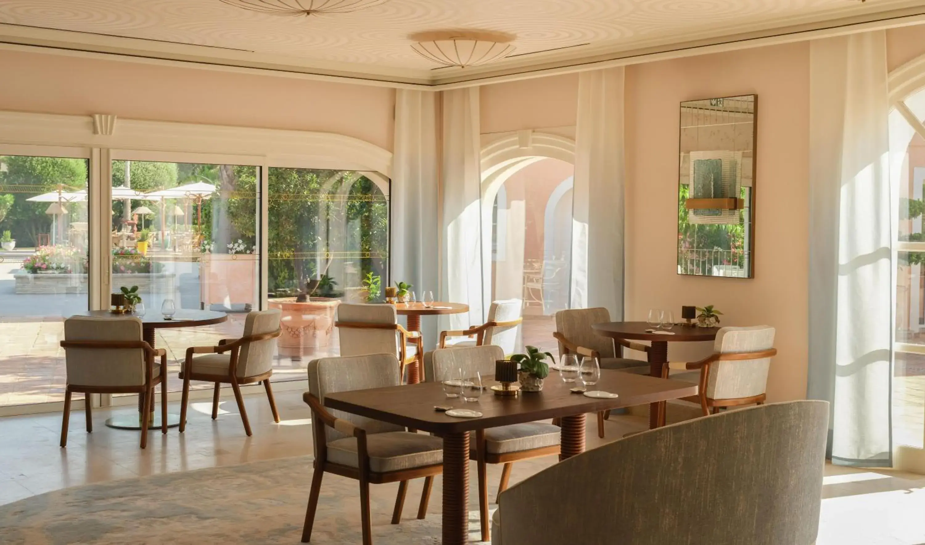 Restaurant/places to eat in Villa Miraé by Inwood Hotels - Cap d'Antibes Restaurant/places to eat in Villa Miraé by Inwood Hotels - Cap d'Antibes