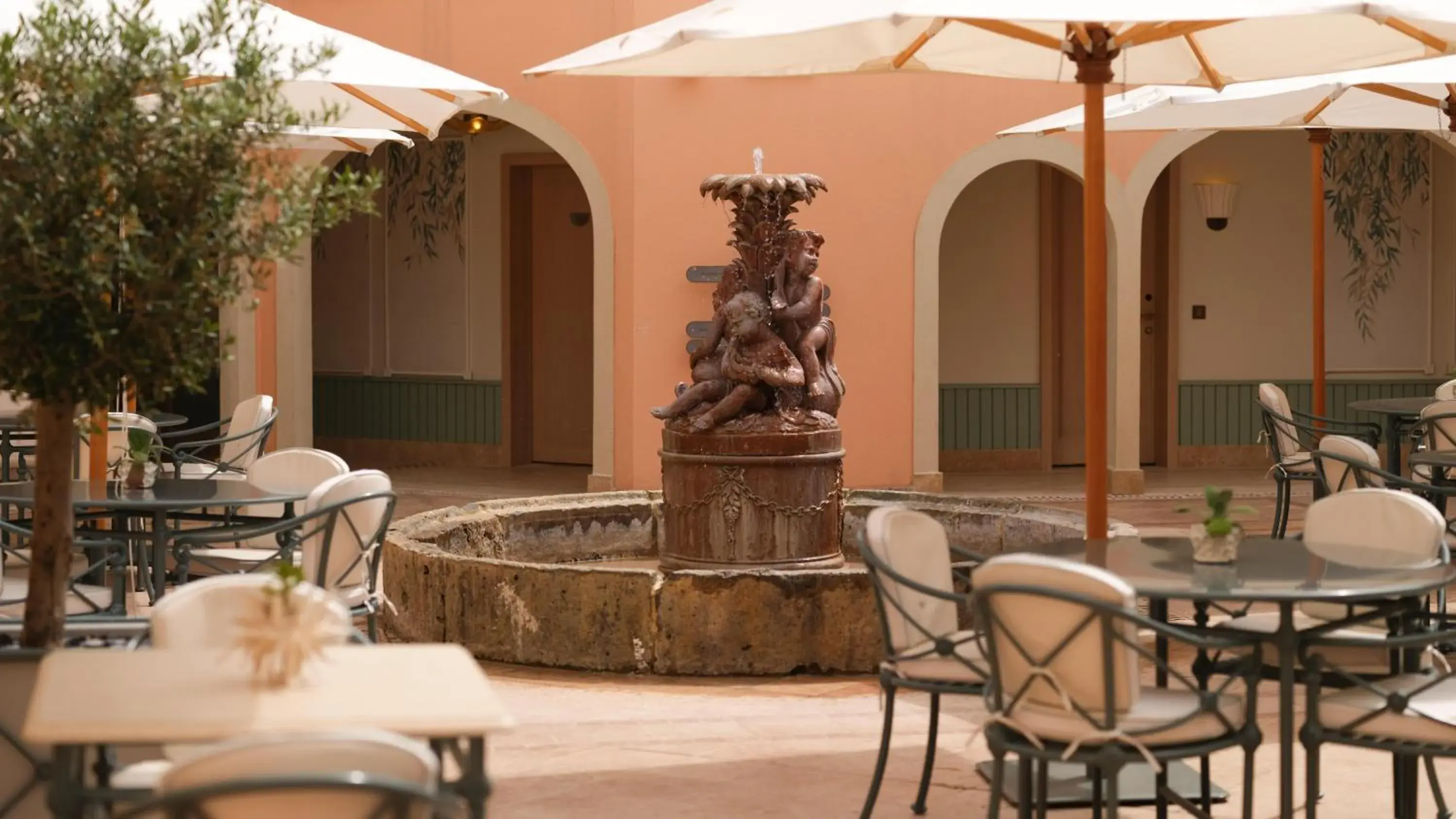 Property building in Villa Miraé by Inwood Hotels - Cap d'Antibes Property building in Villa Miraé by Inwood Hotels - Cap d'Antibes