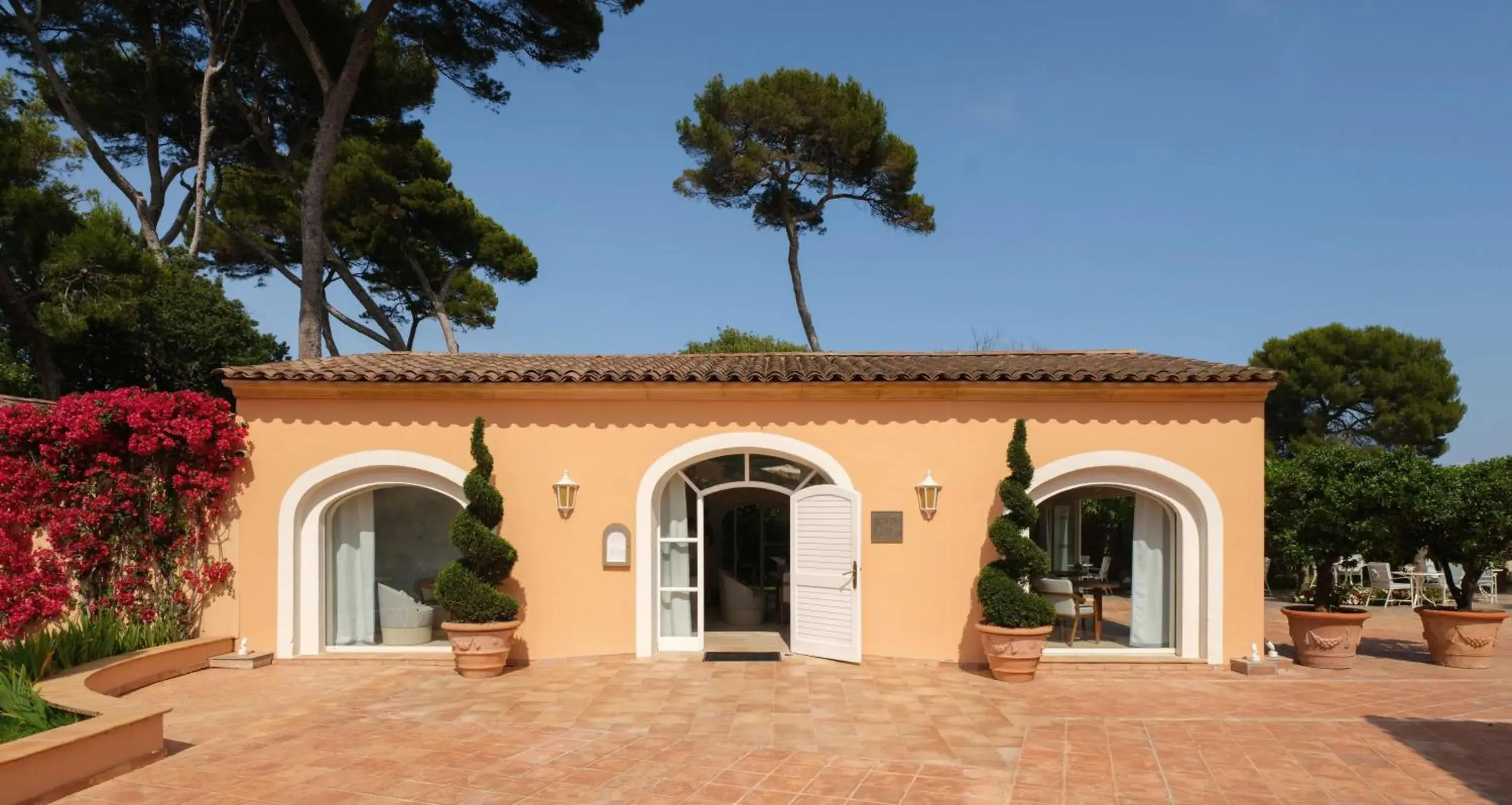 Property building in Villa Miraé by Inwood Hotels - Cap d'Antibes Property building in Villa Miraé by Inwood Hotels - Cap d'Antibes