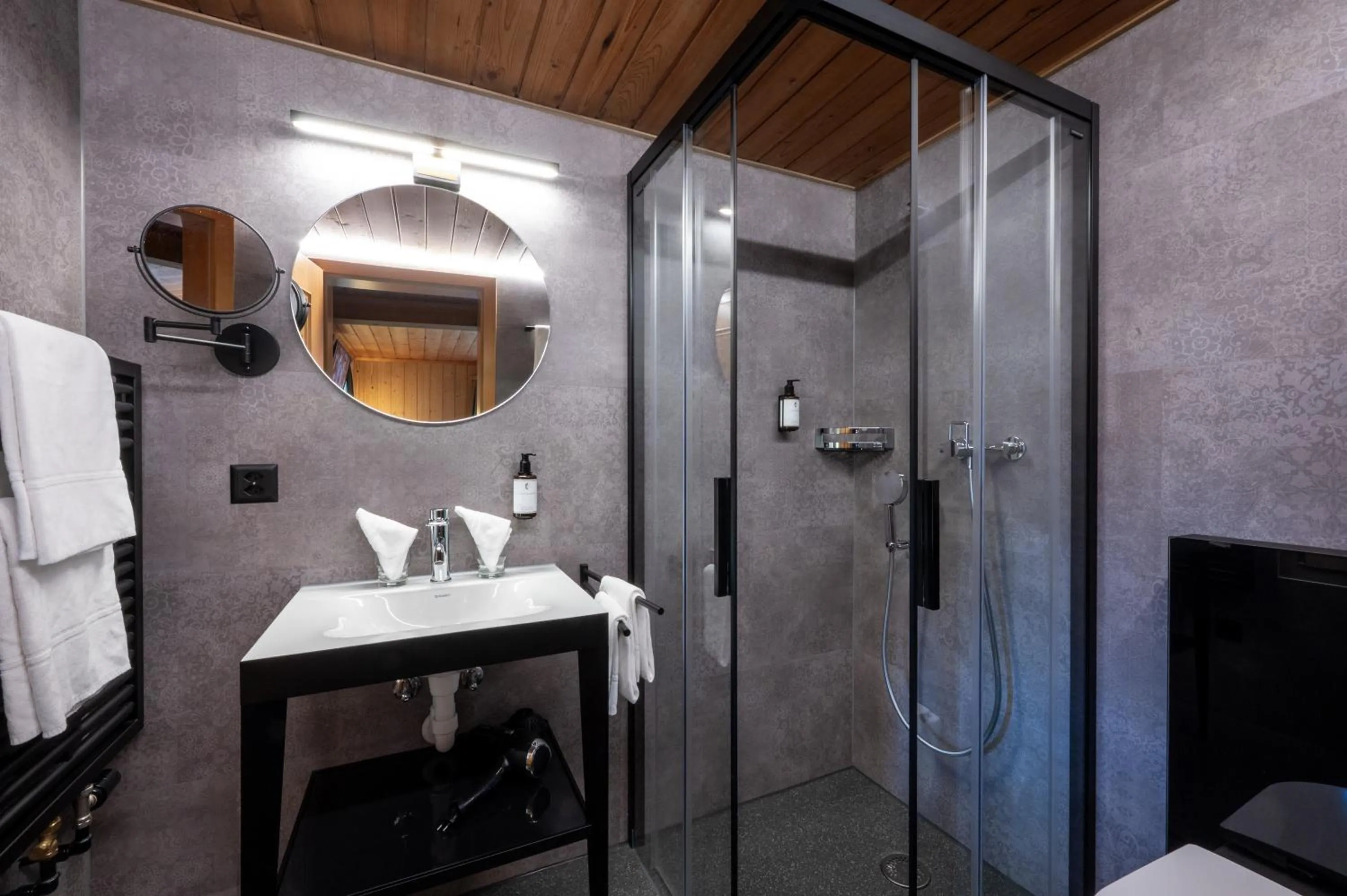 Shower in Hotel Kemmeriboden-Bad AG