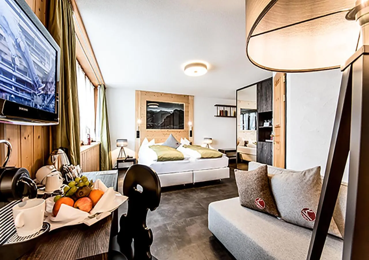 Communal lounge/ TV room, Bed in Hotel Kemmeriboden-Bad AG