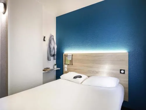 Bedroom, Bed in hotelF1 Antibes Sophia Antipolis