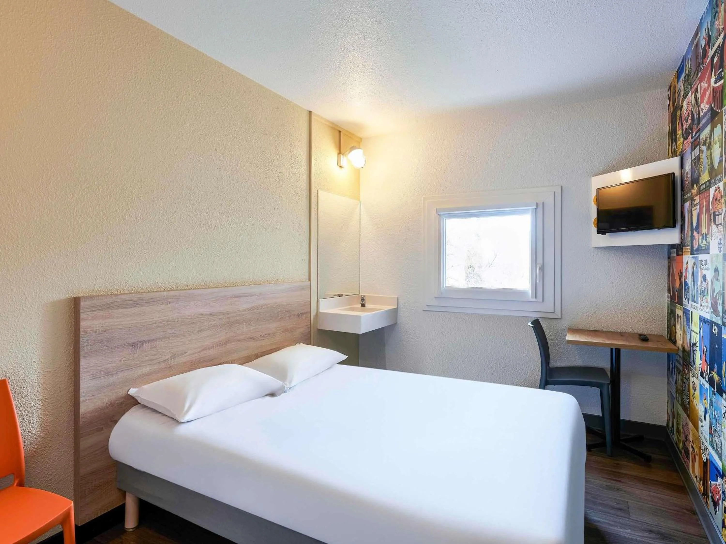 Bedroom, Bed in hotelF1 Antibes Sophia Antipolis