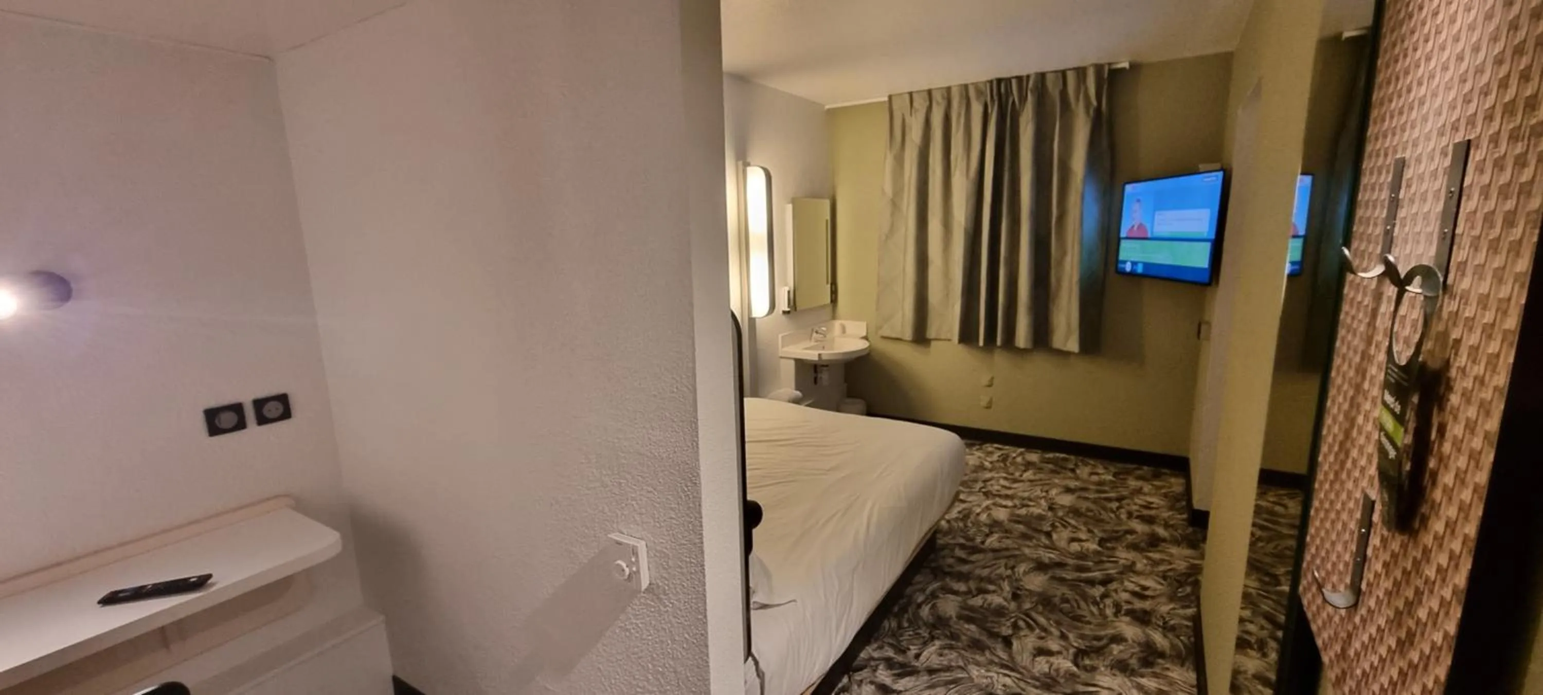 Photo of the whole room, Bed in B&B HOTEL Cannes Mouans Sartoux