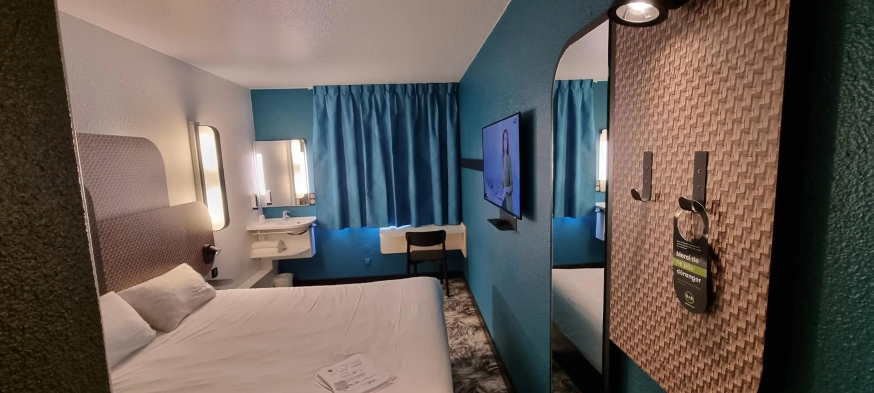 Bed in B&B HOTEL Cannes Mouans Sartoux