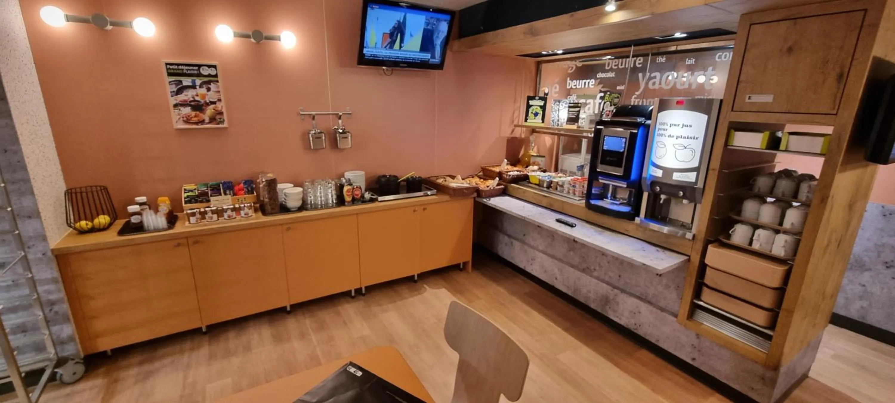 Breakfast in B&B HOTEL Cannes Mouans Sartoux