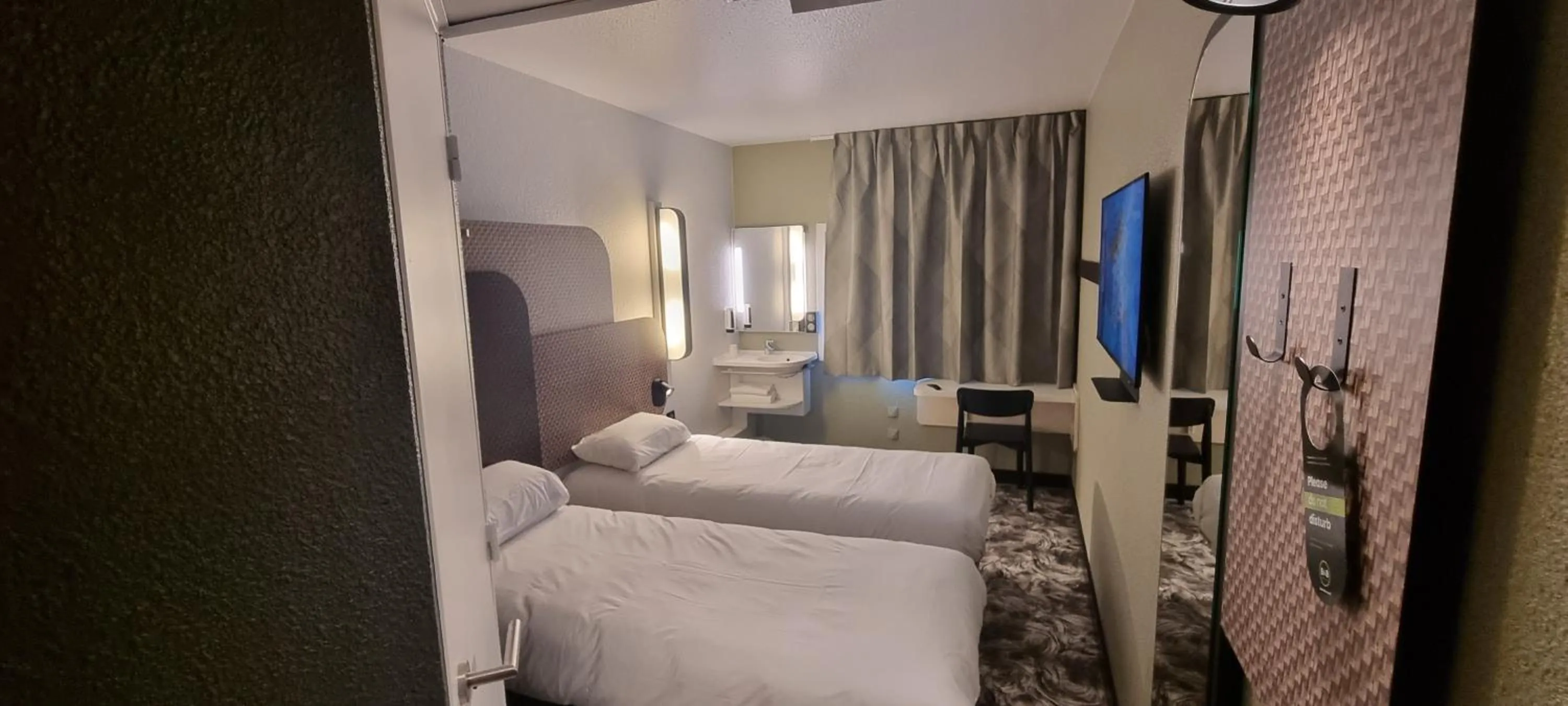 Photo of the whole room, Bed in B&B HOTEL Cannes Mouans Sartoux