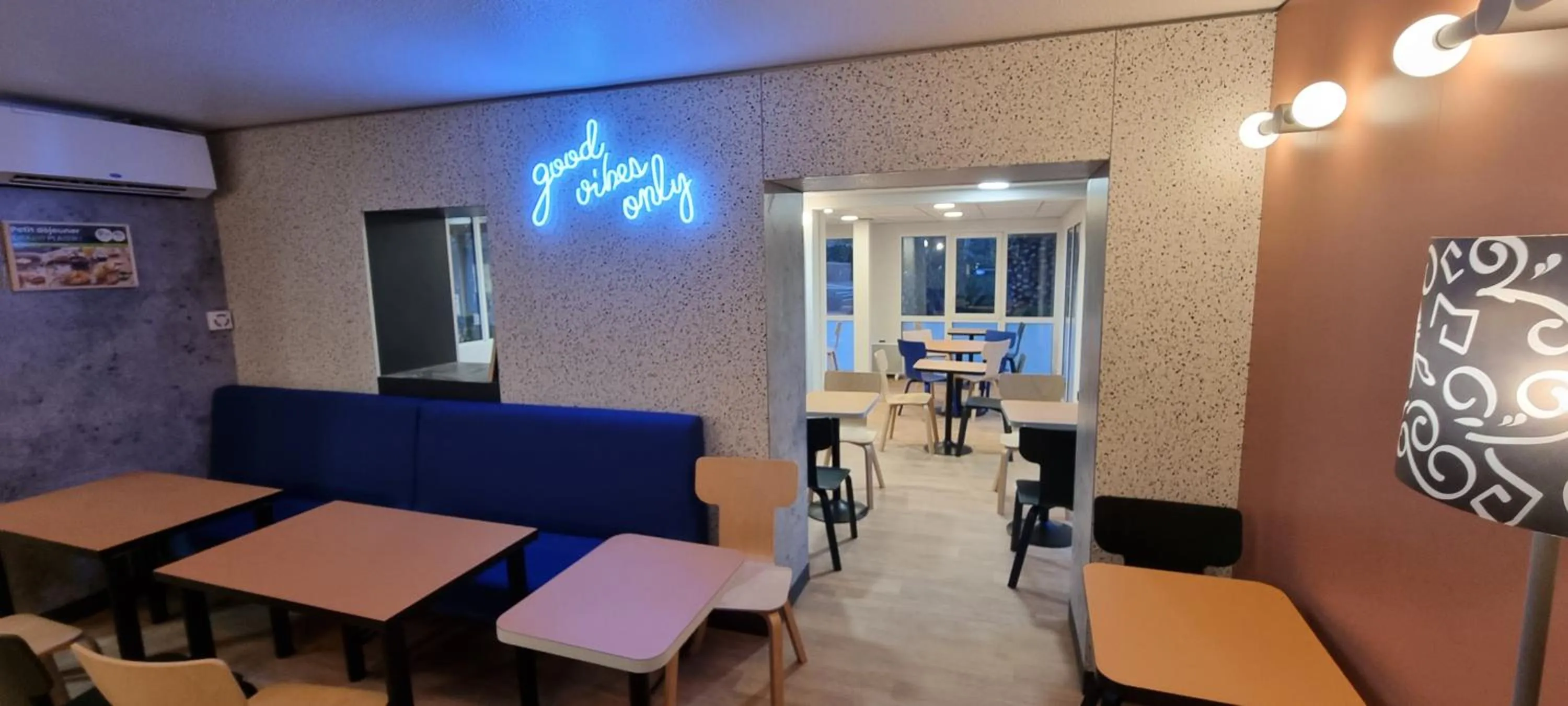 Lobby or reception in B&B HOTEL Cannes Mouans Sartoux