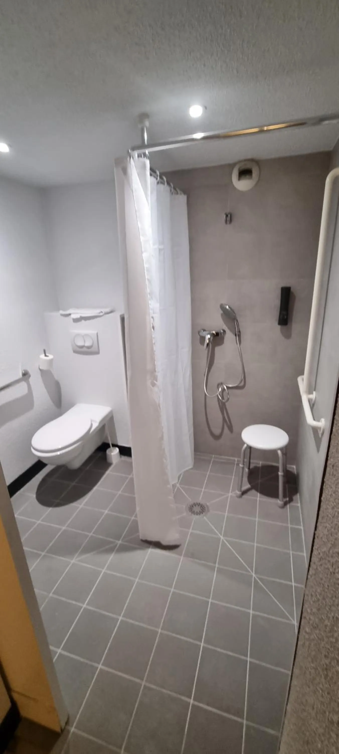 Shower in B&B HOTEL Cannes Mouans Sartoux