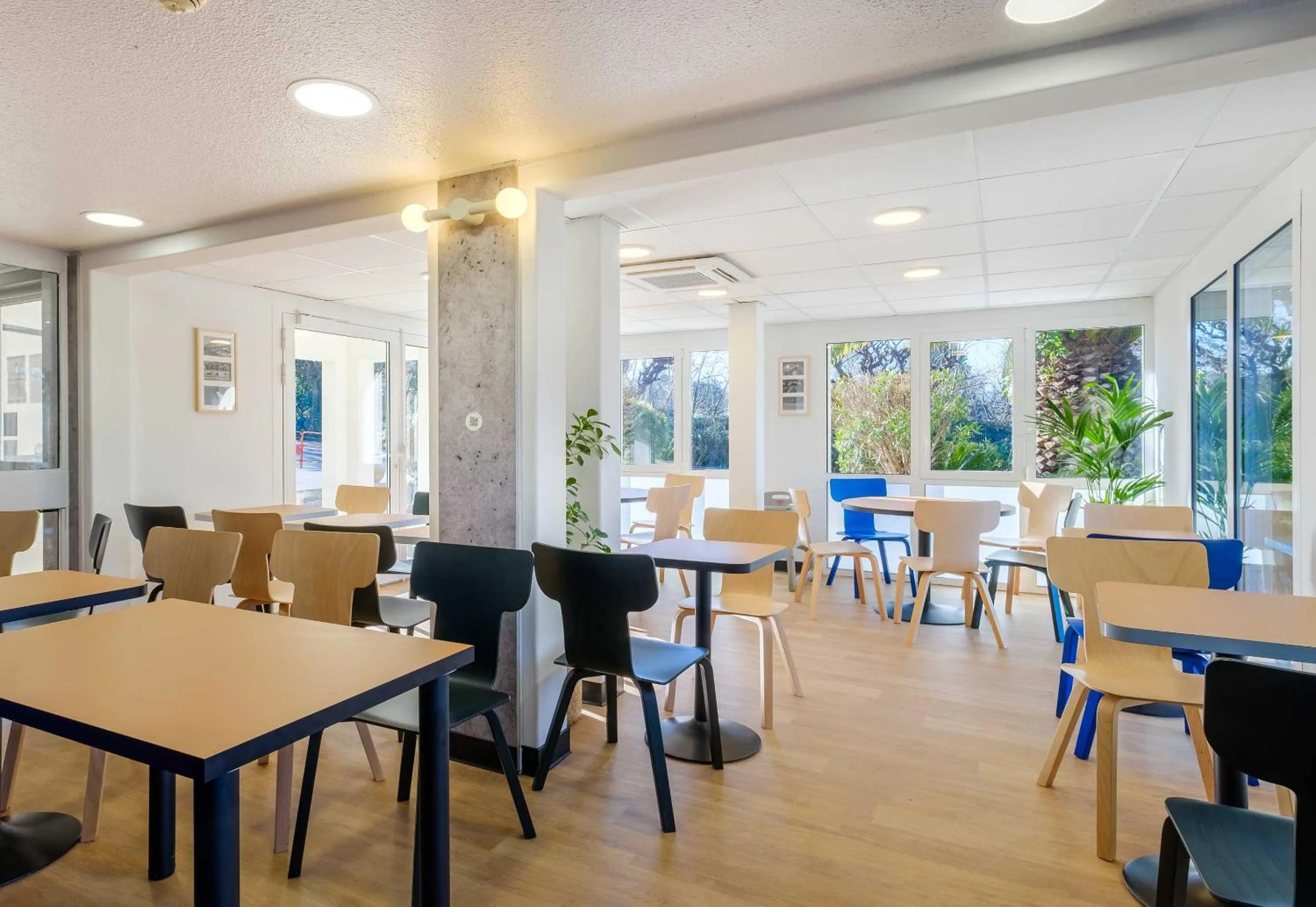 Restaurant/places to eat in B&B HOTEL Cannes Mouans Sartoux