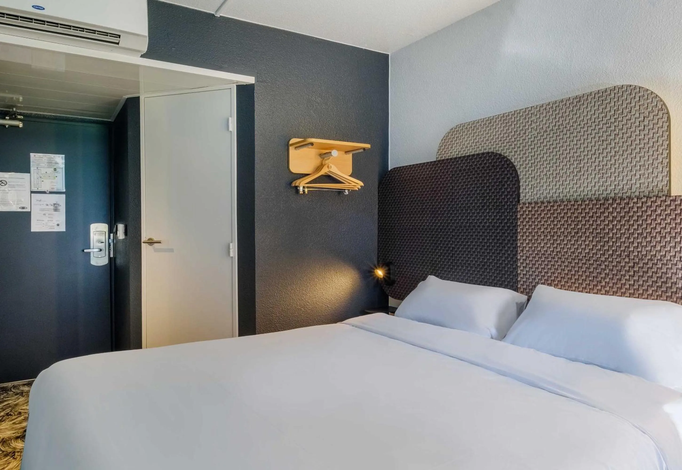 Bedroom, Bed in B&B HOTEL Cannes Mouans Sartoux