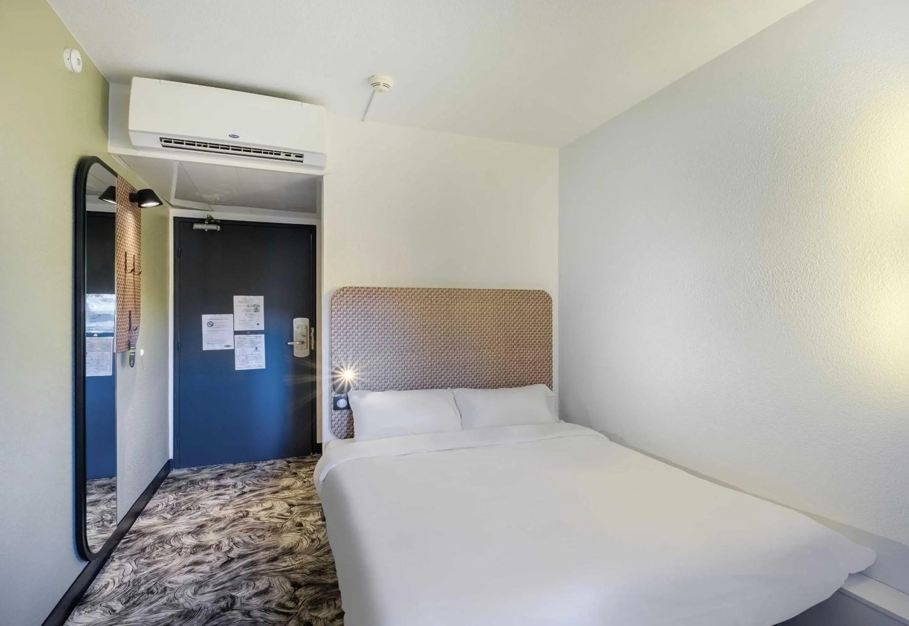 Bedroom, Bed in B&B HOTEL Cannes Mouans Sartoux