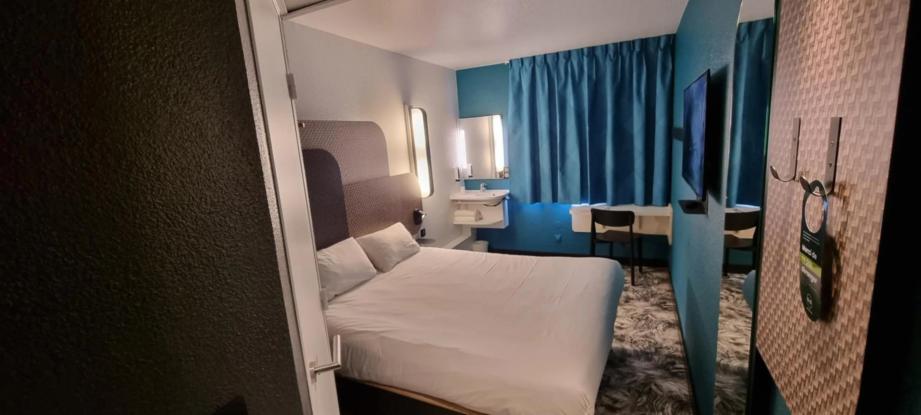 Bed in B&B HOTEL Cannes Mouans Sartoux