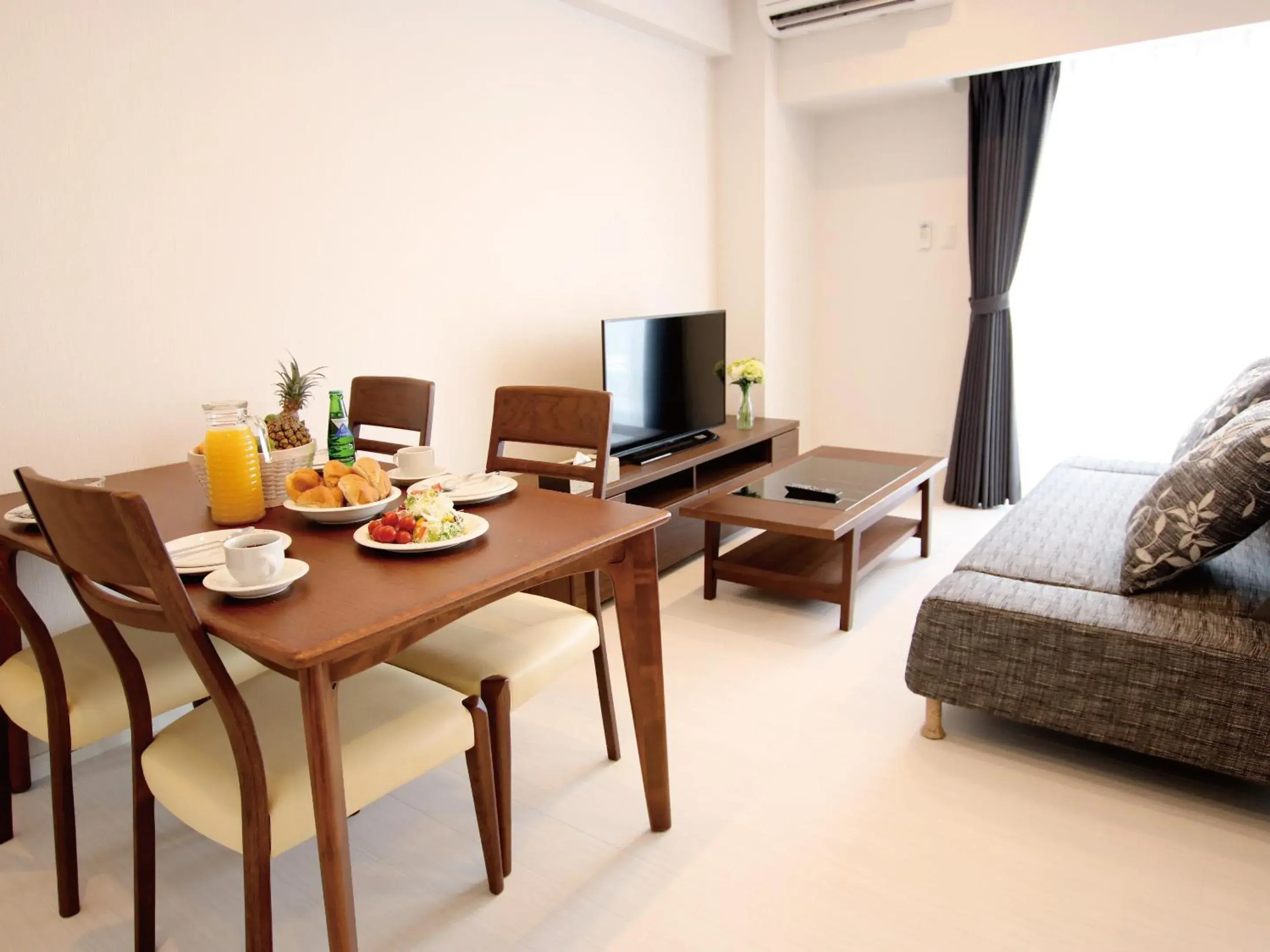 Living room in Sunset Resort Mihama -SEVEN Hotels and Resorts- Living room in Sunset Resort Mihama -SEVEN Hotels and Resorts-