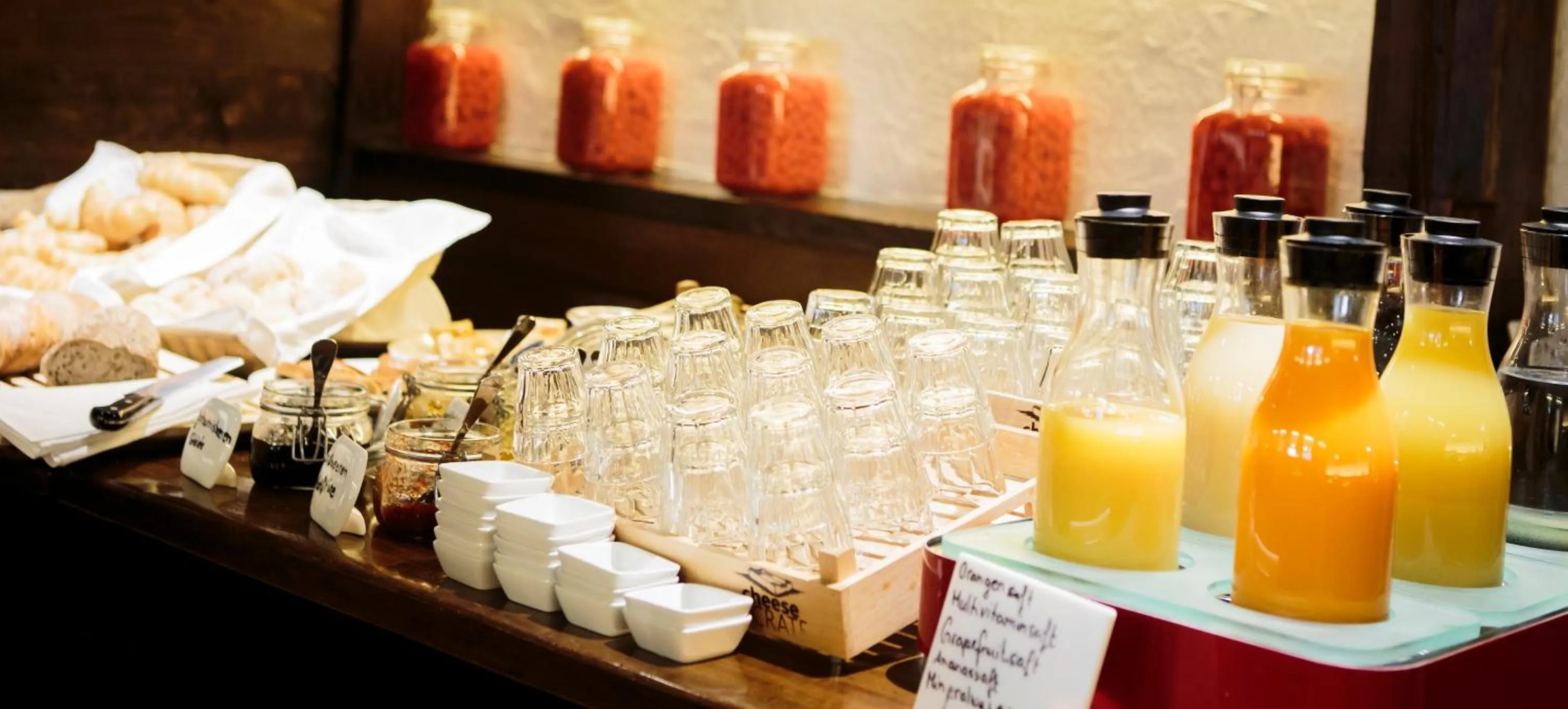 Buffet breakfast in Swiss-Chalet Merlischachen - Historik Chalet-Hotel Lodge