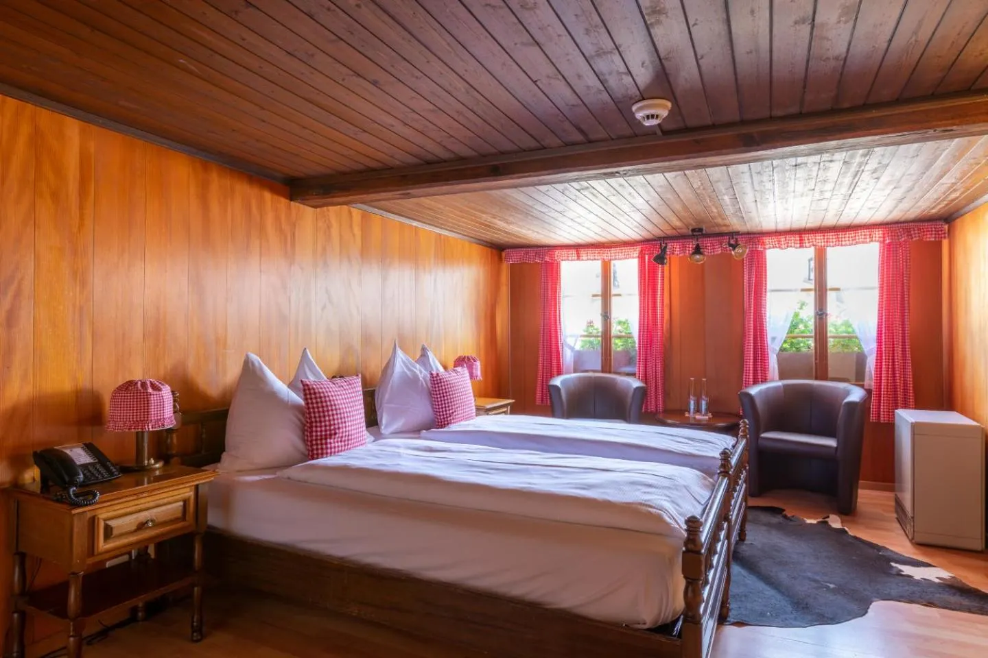 Bed in Swiss-Chalet Merlischachen - Historik Chalet-Hotel Lodge