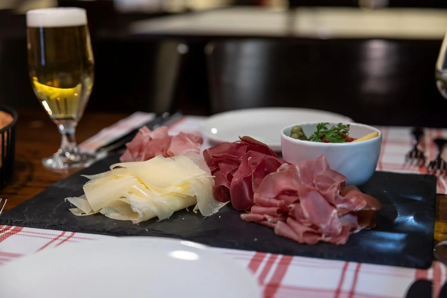 Restaurant/places to eat in Swiss-Chalet Merlischachen - Historik Chalet-Hotel Lodge