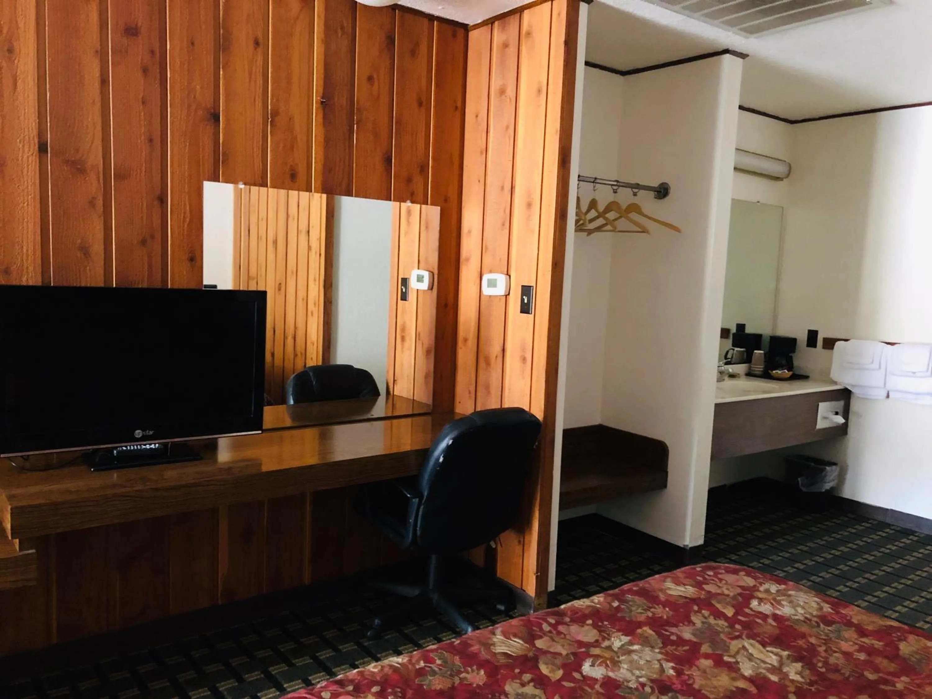 Communal lounge/ TV room in Motel Garberville