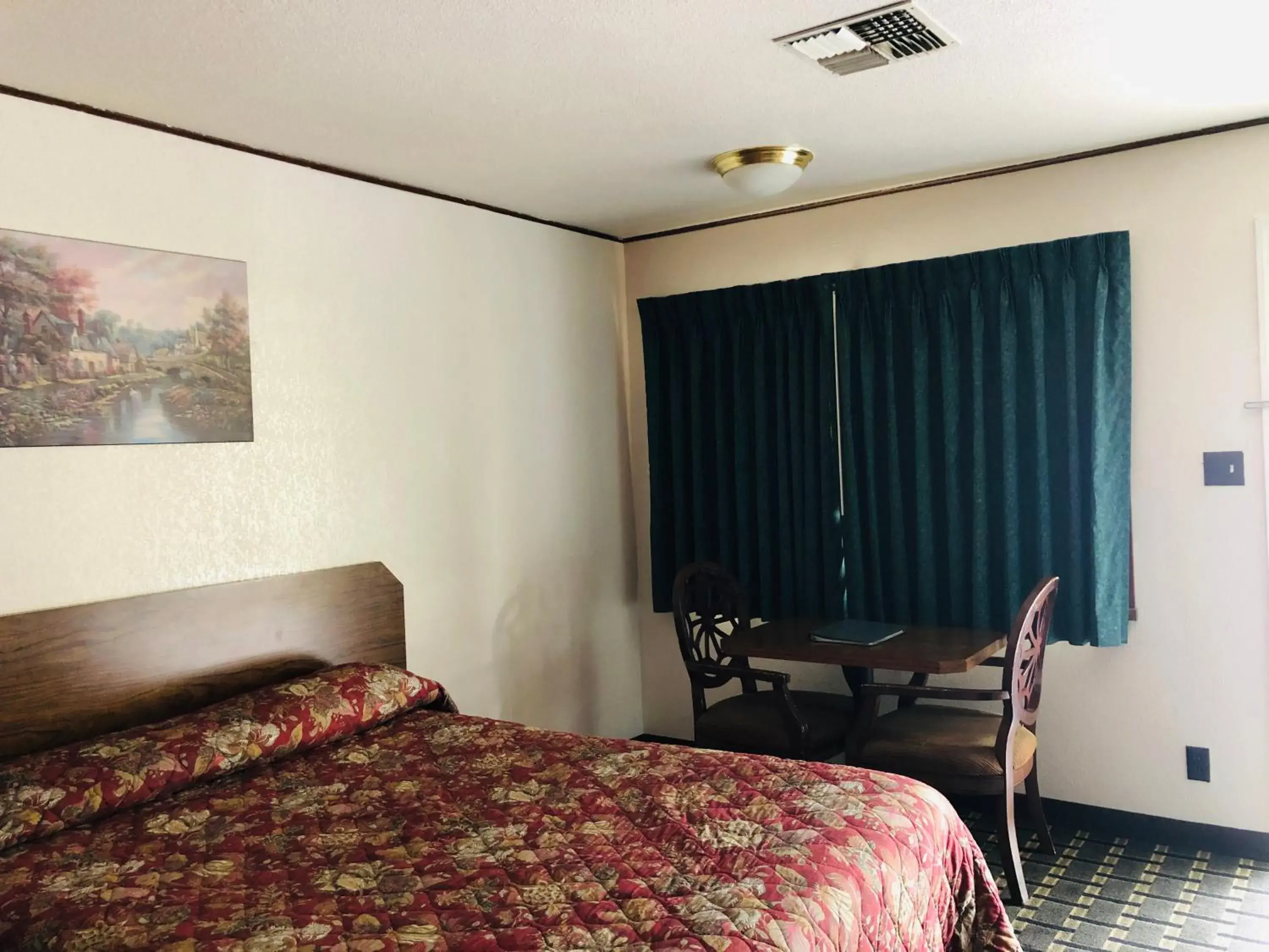 Bed in Motel Garberville Bed in Motel Garberville