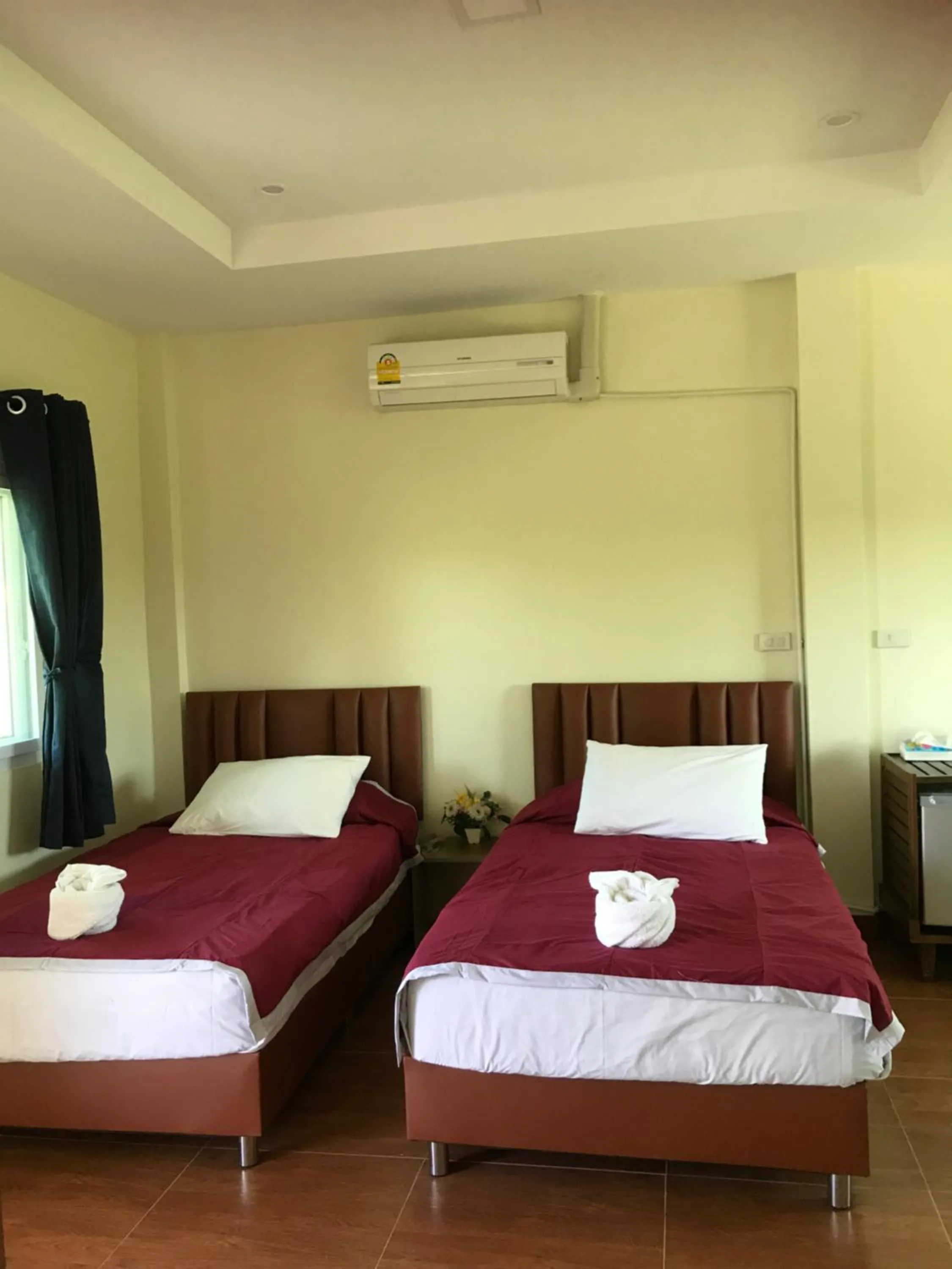 Photo of the whole room, Bed in Sripiamsuk Resort Bangkok