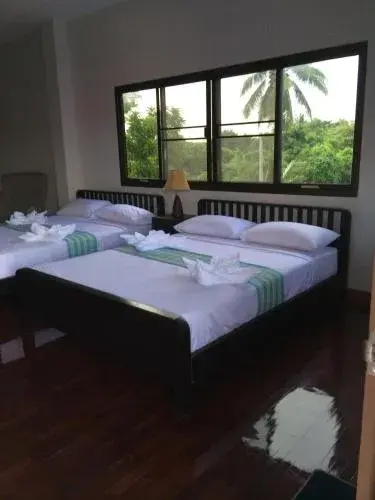 Quadruple Room with Private Bathroom in Sripiamsuk Resort Bangkok Quadruple Room with Private Bathroom in Sripiamsuk Resort Bangkok