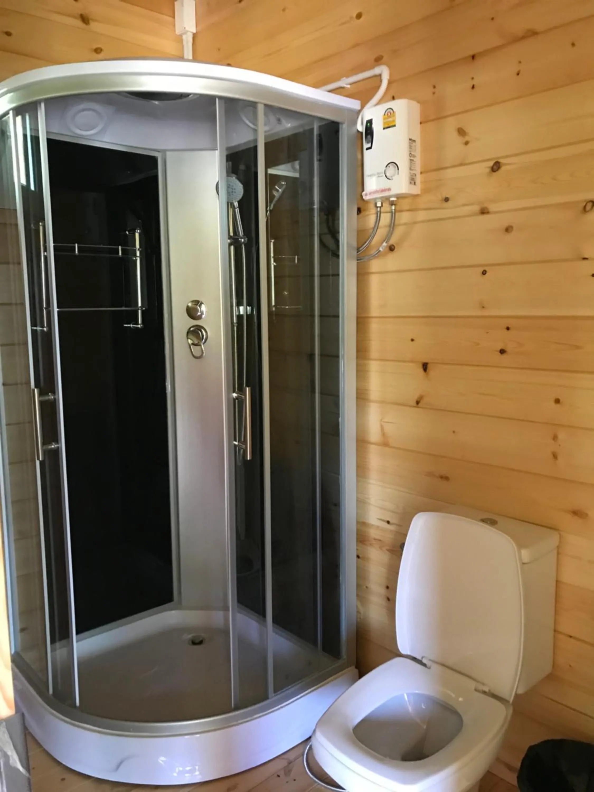 Shower in Sripiamsuk Resort Bangkok