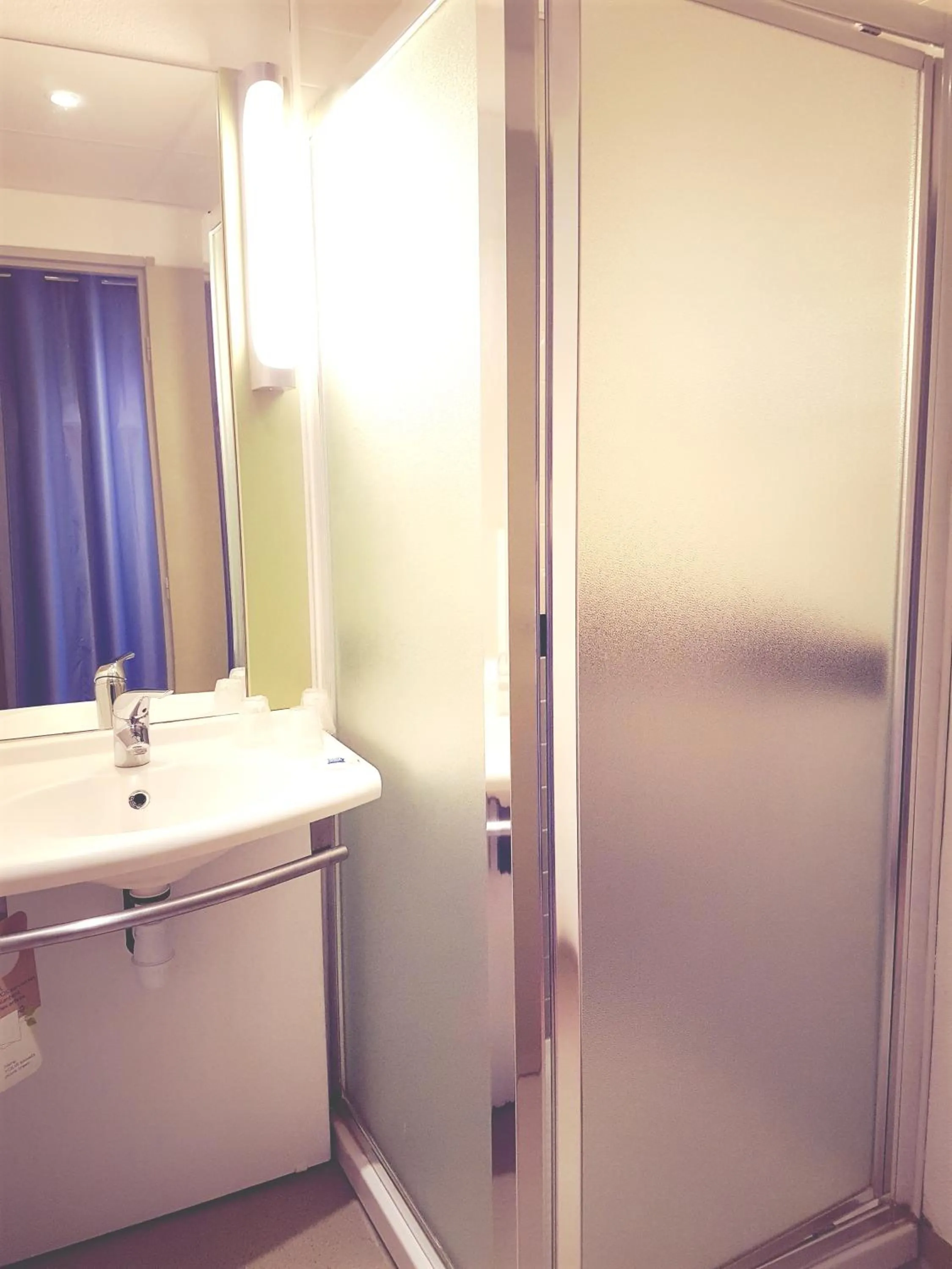 Bathroom in ibis Budget Arles Palais Des Congres