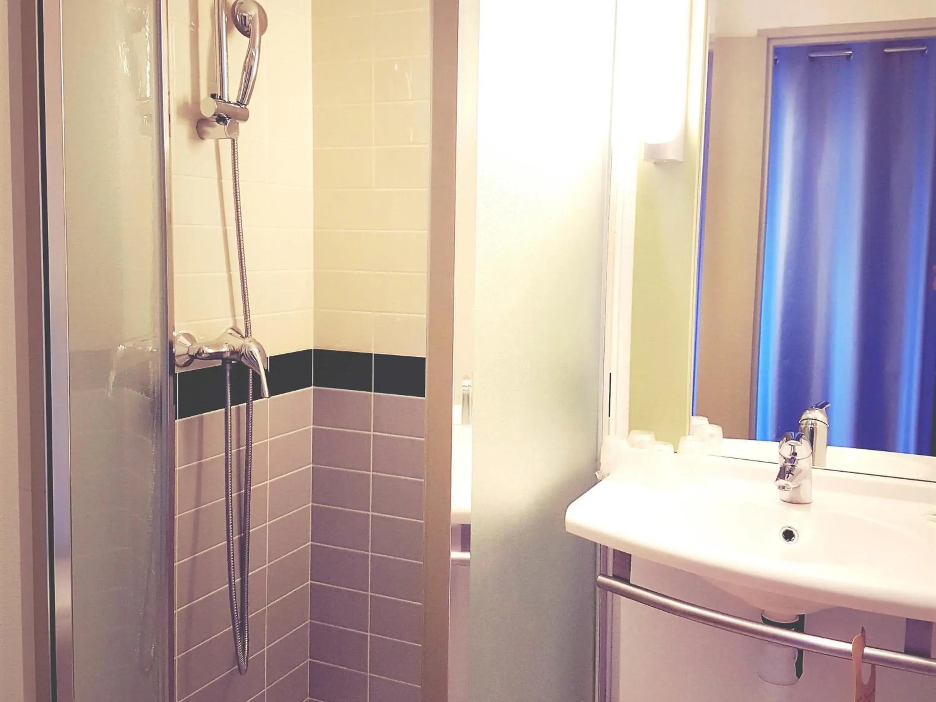 Bedroom in ibis Budget Arles Palais Des Congres Bedroom in ibis Budget Arles Palais Des Congres