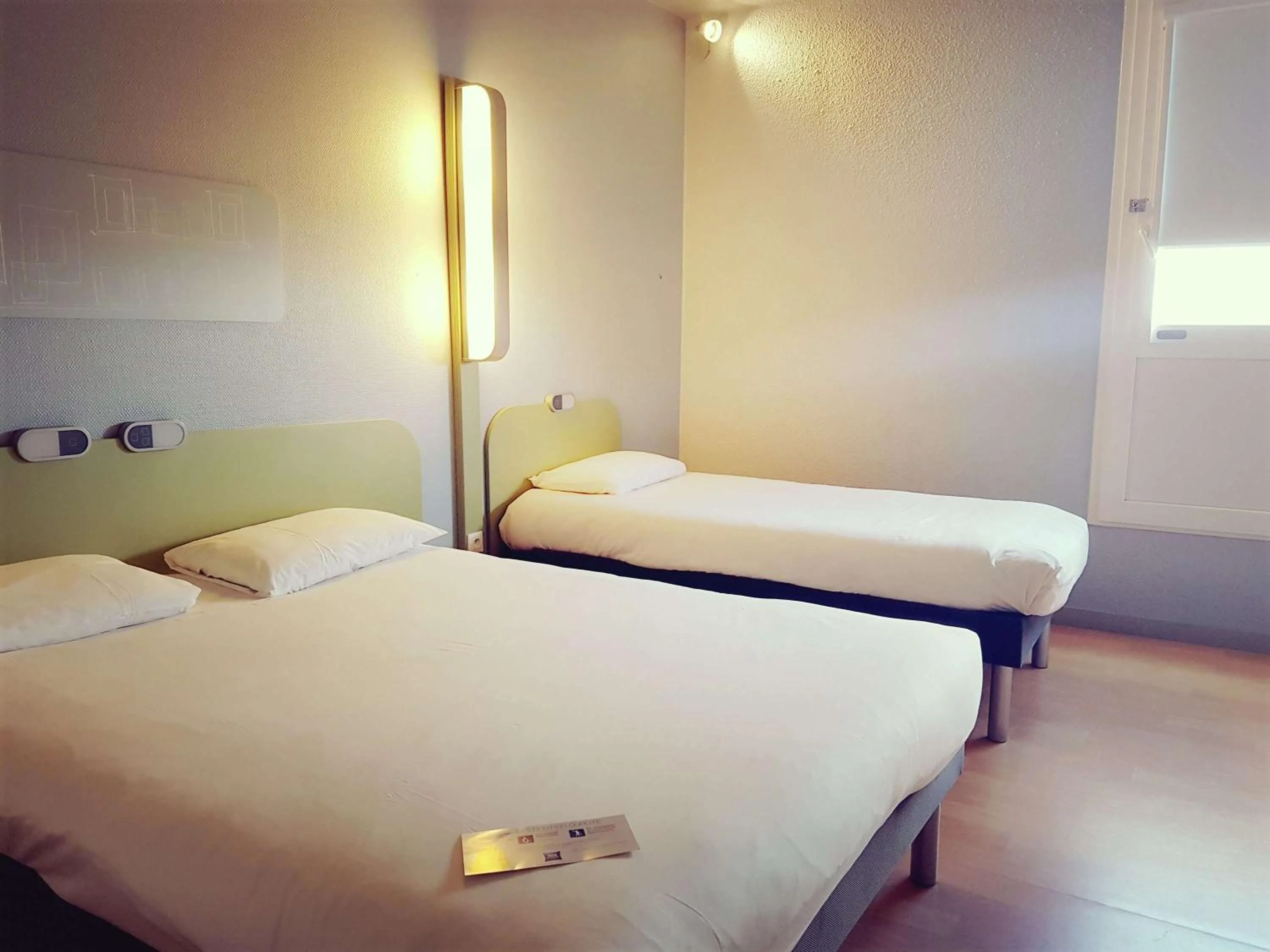 Photo of the whole room, Bed in ibis Budget Arles Palais Des Congres