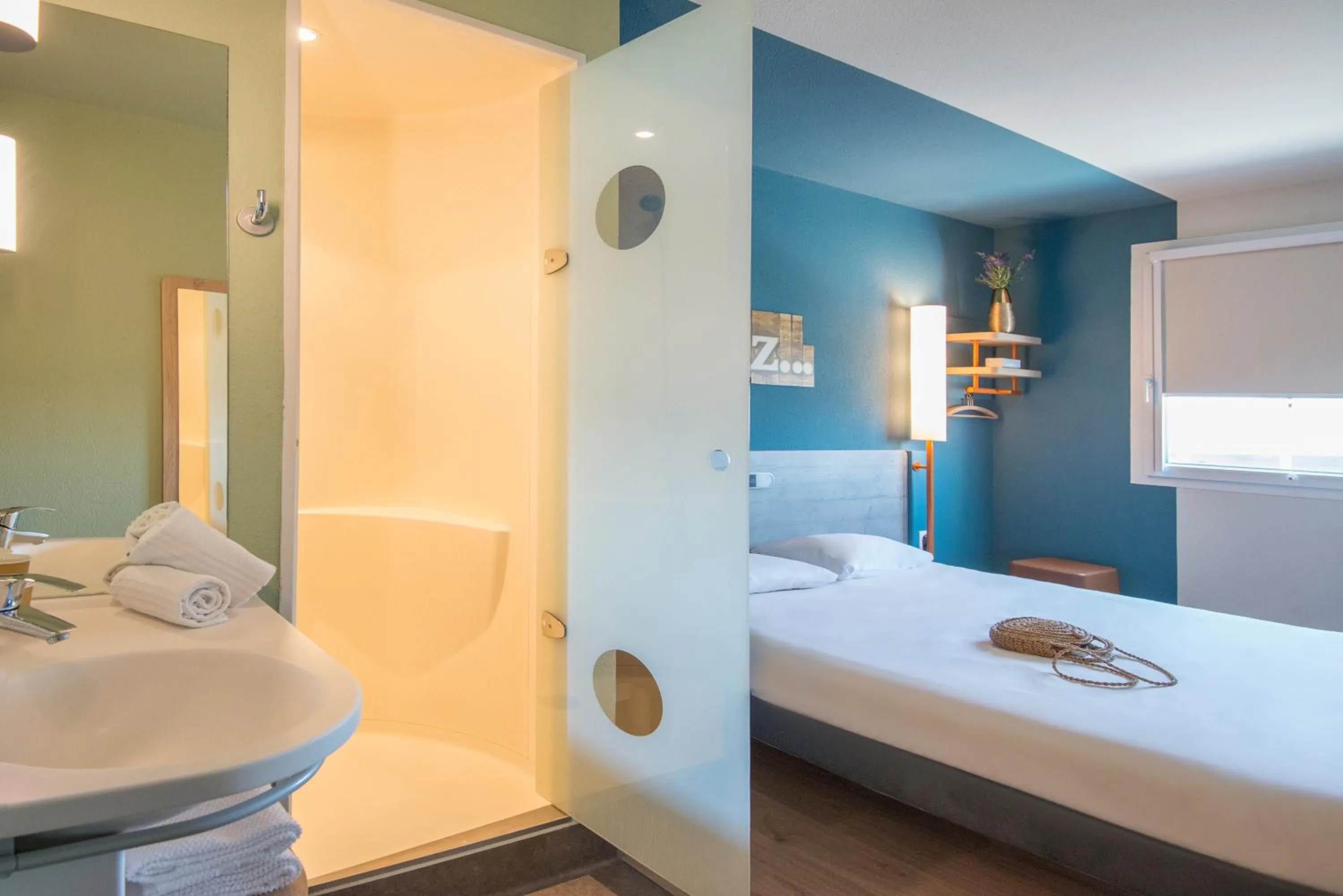 Shower, Bed in ibis budget Pertuis Portes du Luberon
