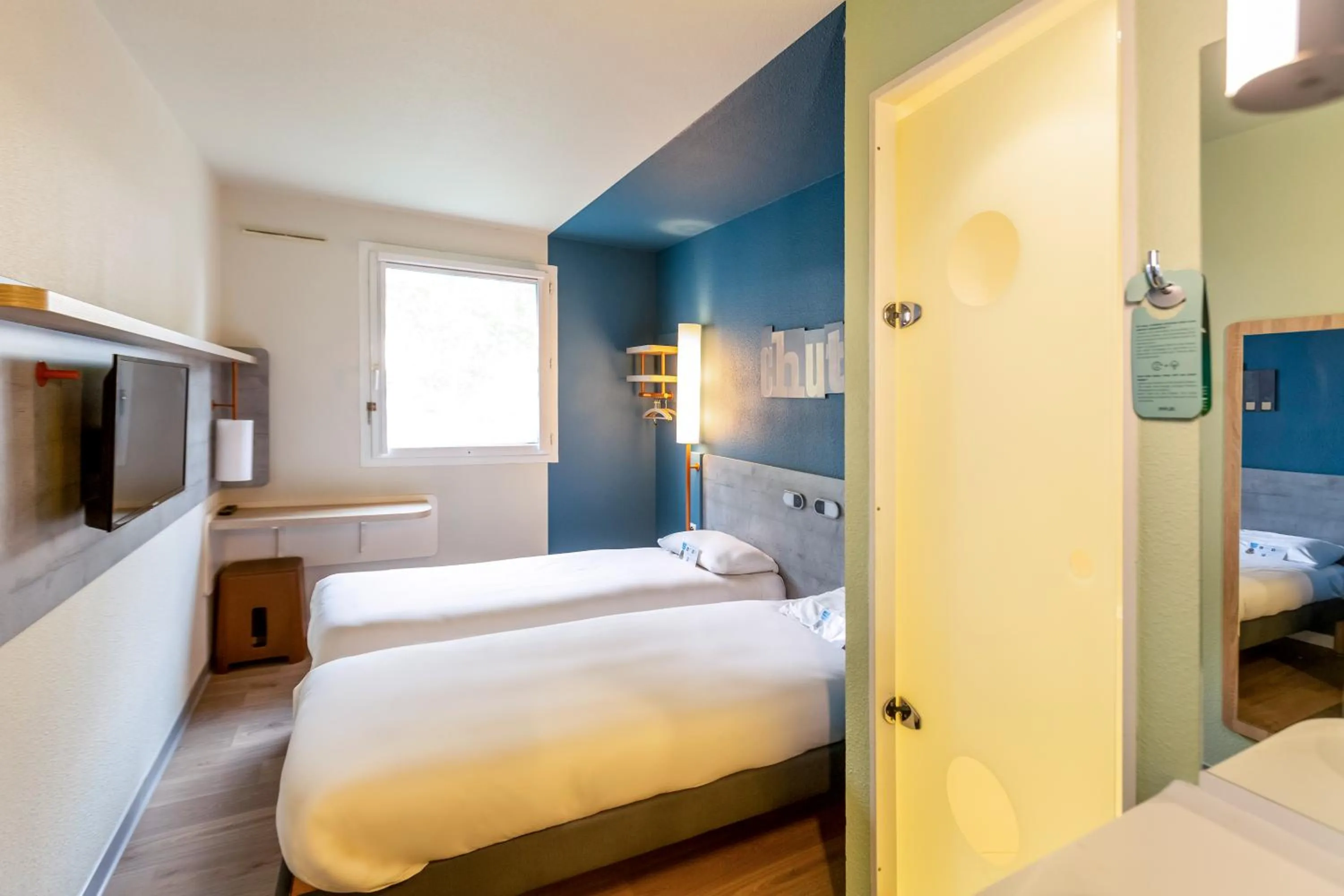 Bathroom, Bed in ibis budget Pertuis Portes du Luberon