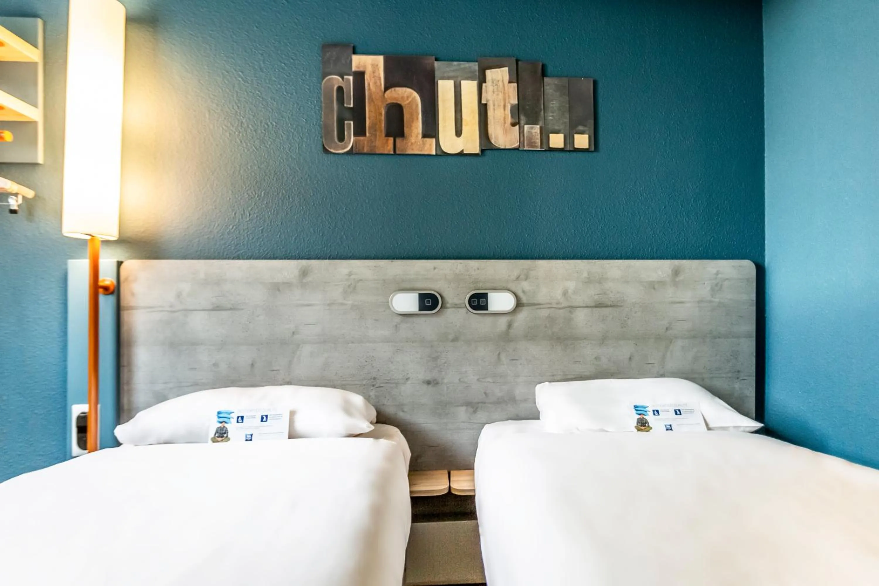 Bedroom, Bed in ibis budget Pertuis Portes du Luberon