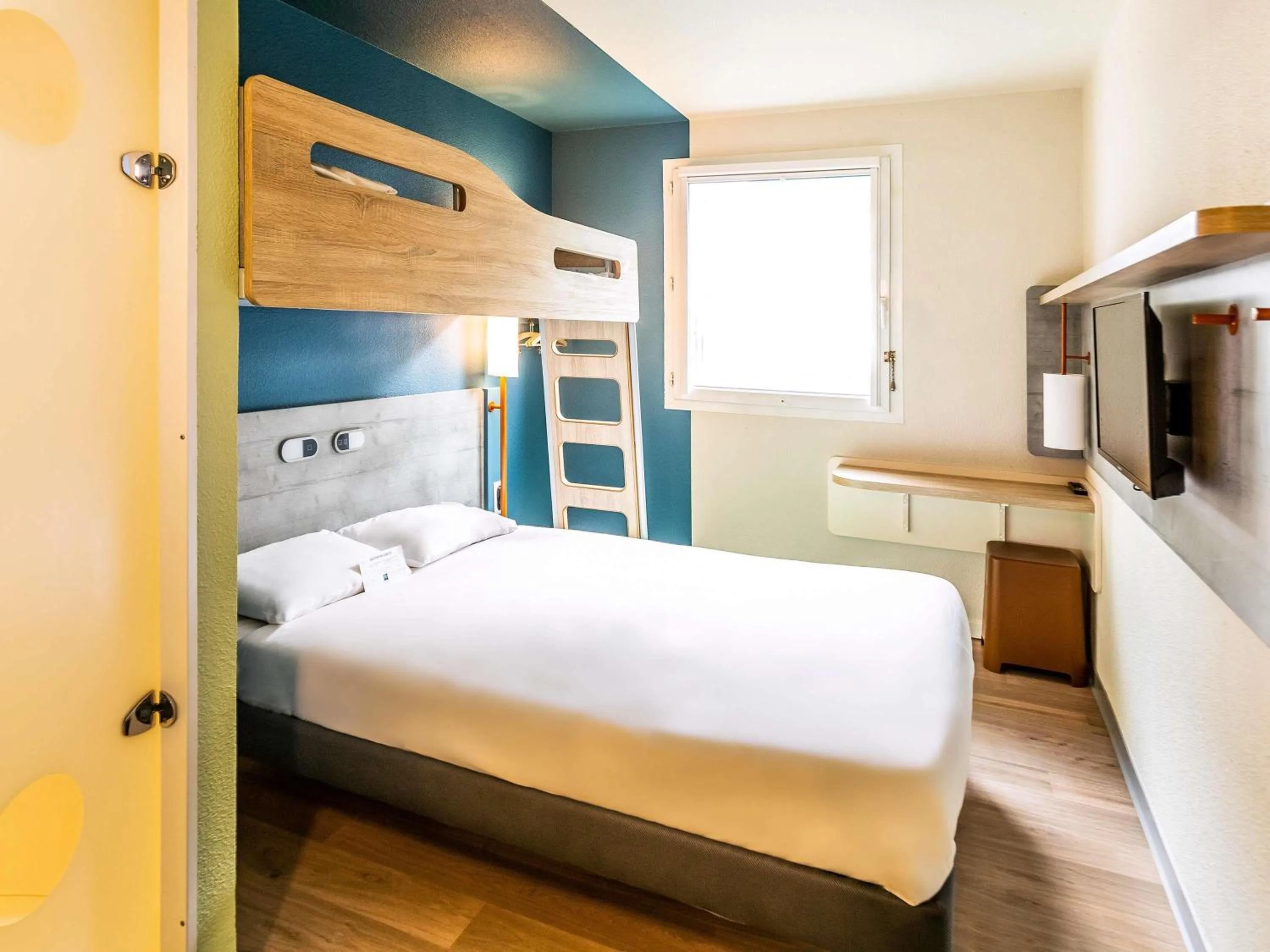 Bedroom, Bed in ibis budget Pertuis Portes du Luberon