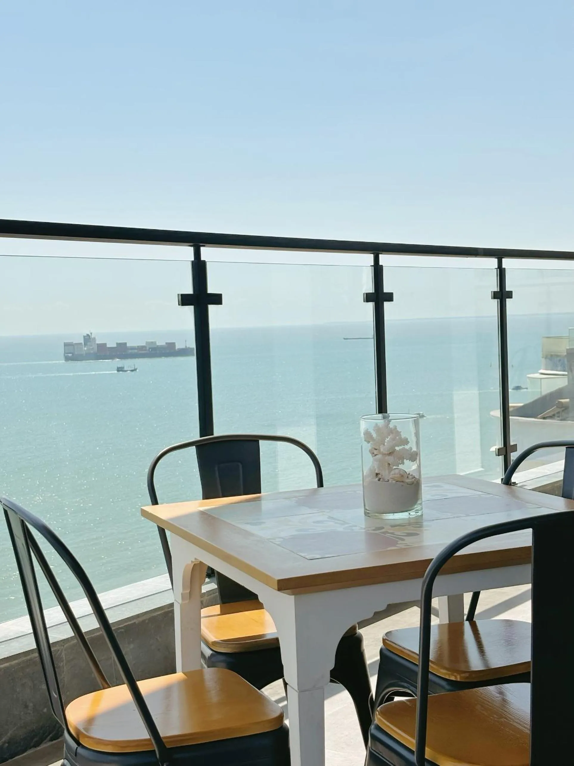 Restaurant/places to eat, Balcony/Terrace in Lief Mila Vung Tau