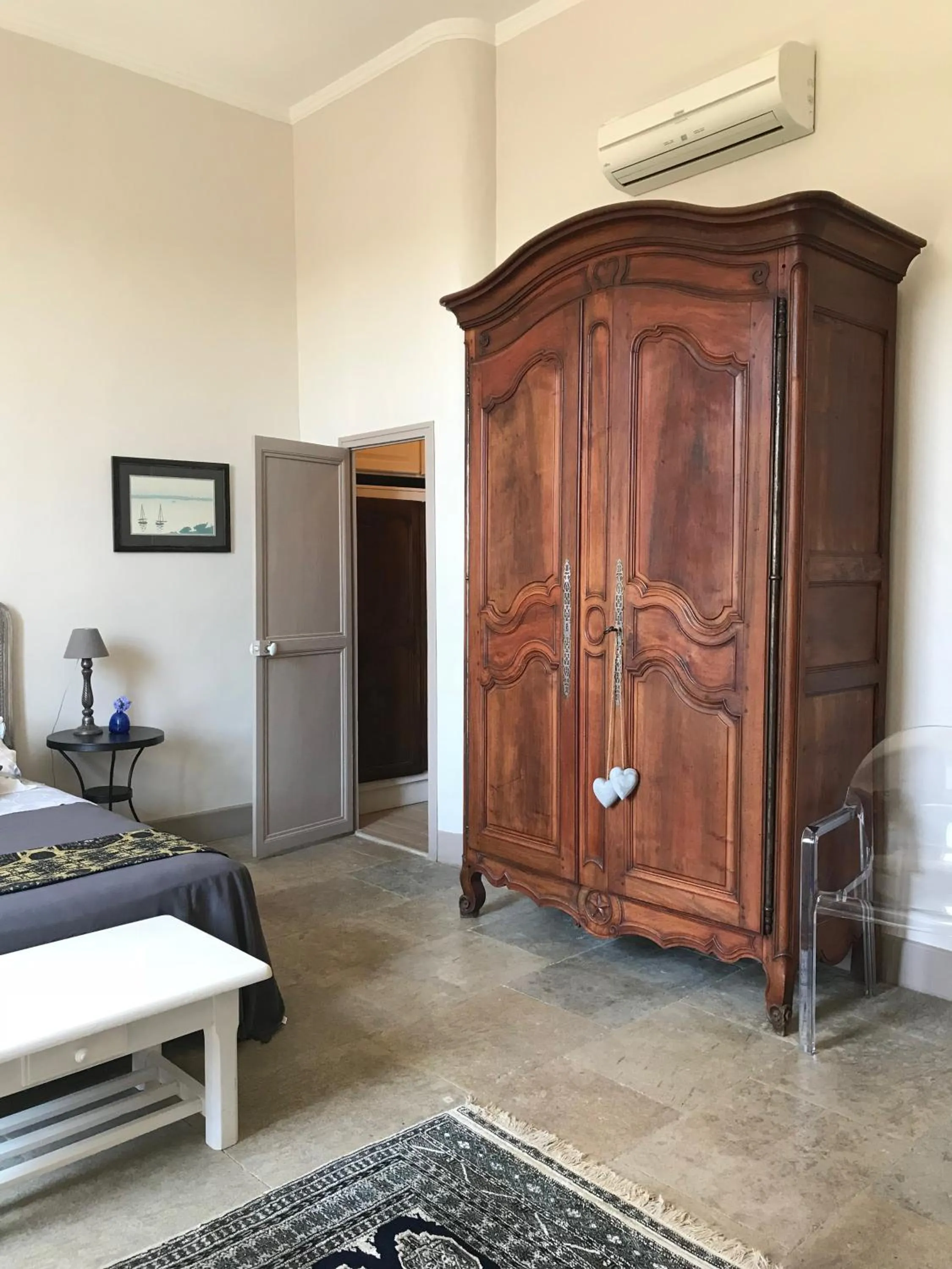 Bedroom, Bed in Couleurs De Camargue