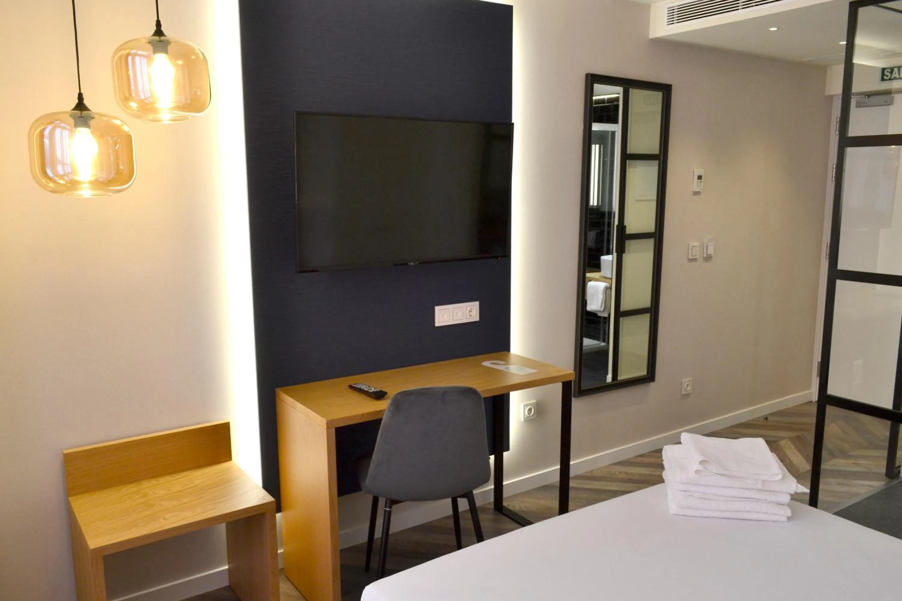 TV and multimedia, Bed in Hotel Alda Galería Coruña