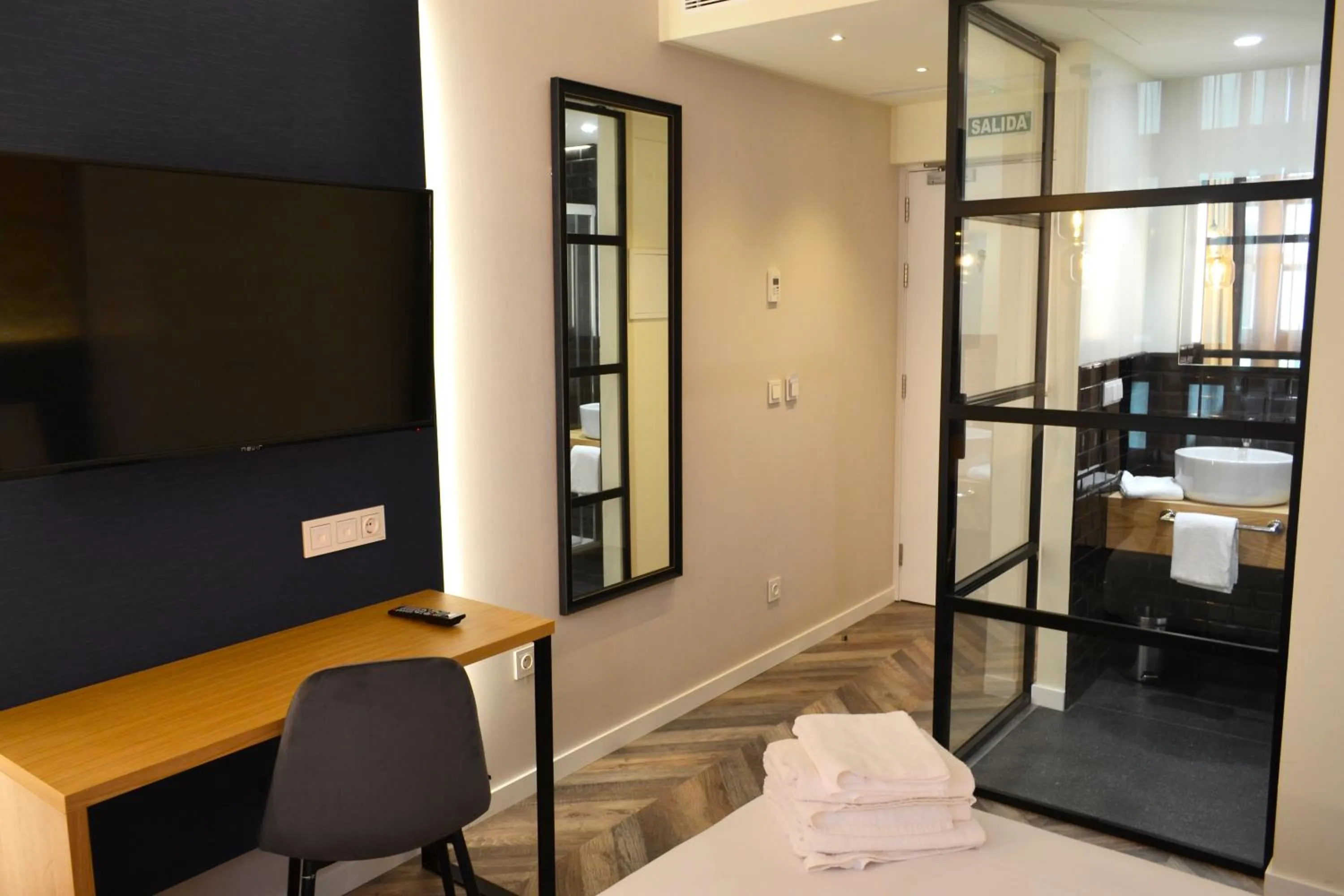 Bathroom, Bed in Hotel Alda Galería Coruña