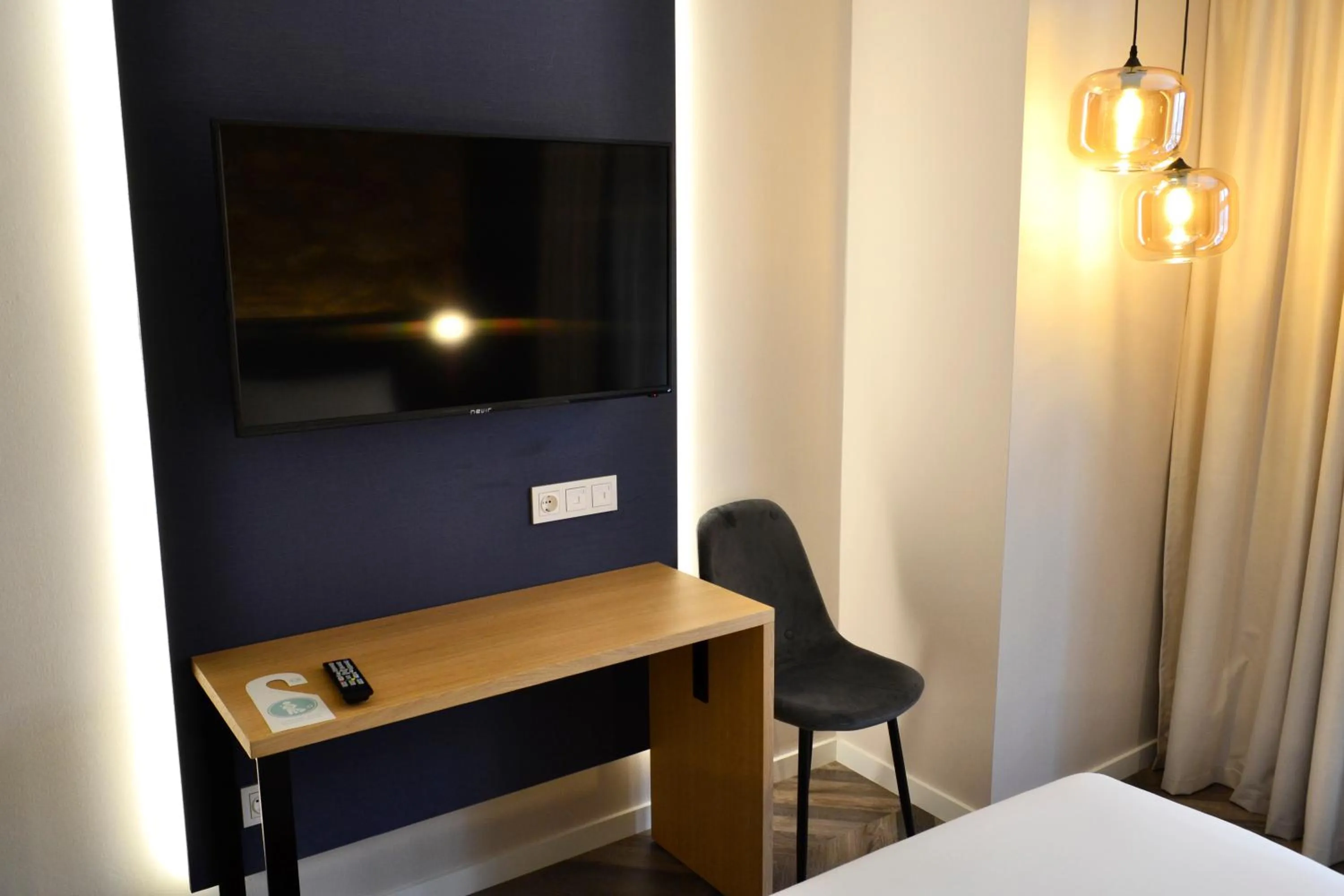 TV and multimedia, Bed in Hotel Alda Galería Coruña