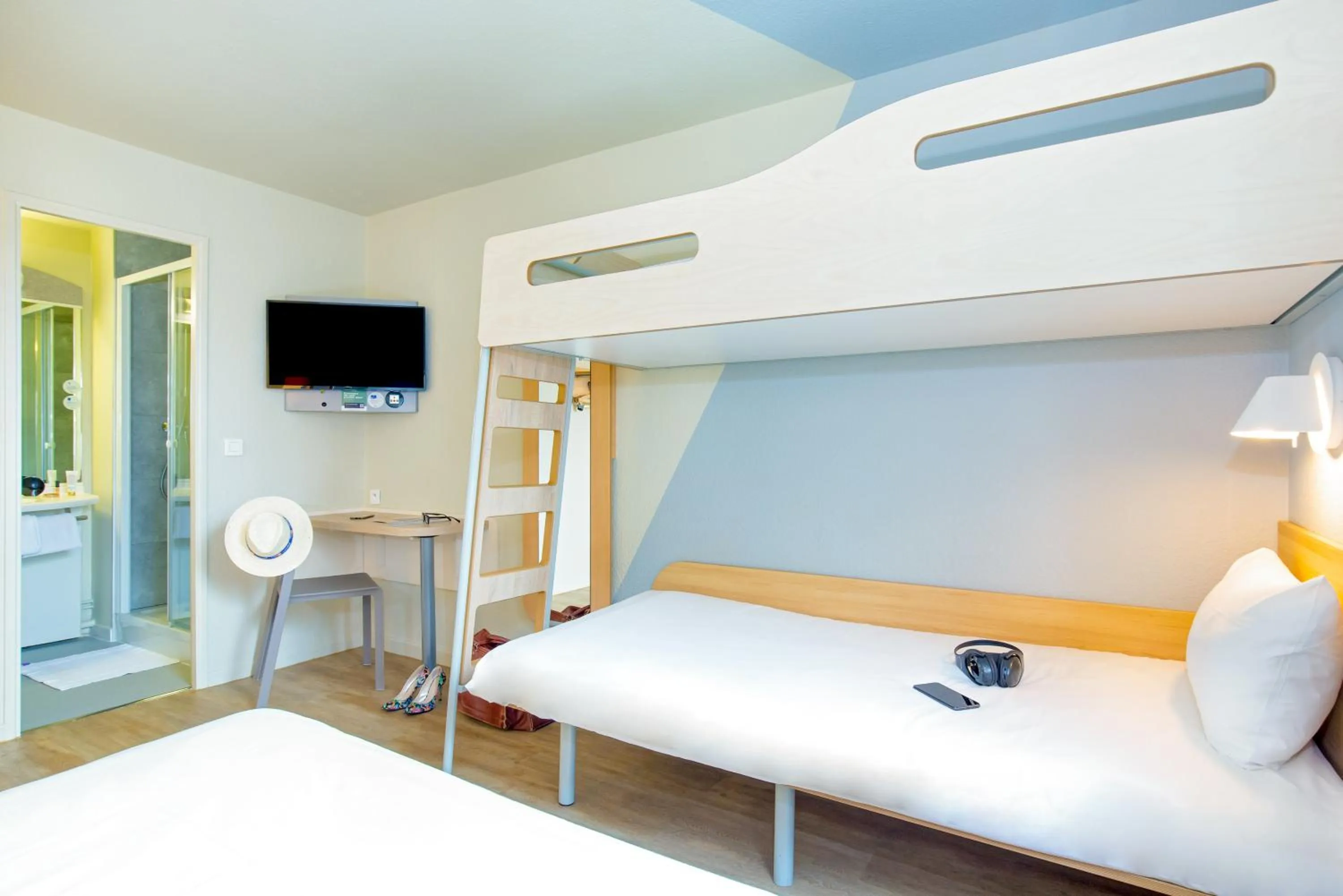Bedroom, Bed in ibis budget Cavaillon