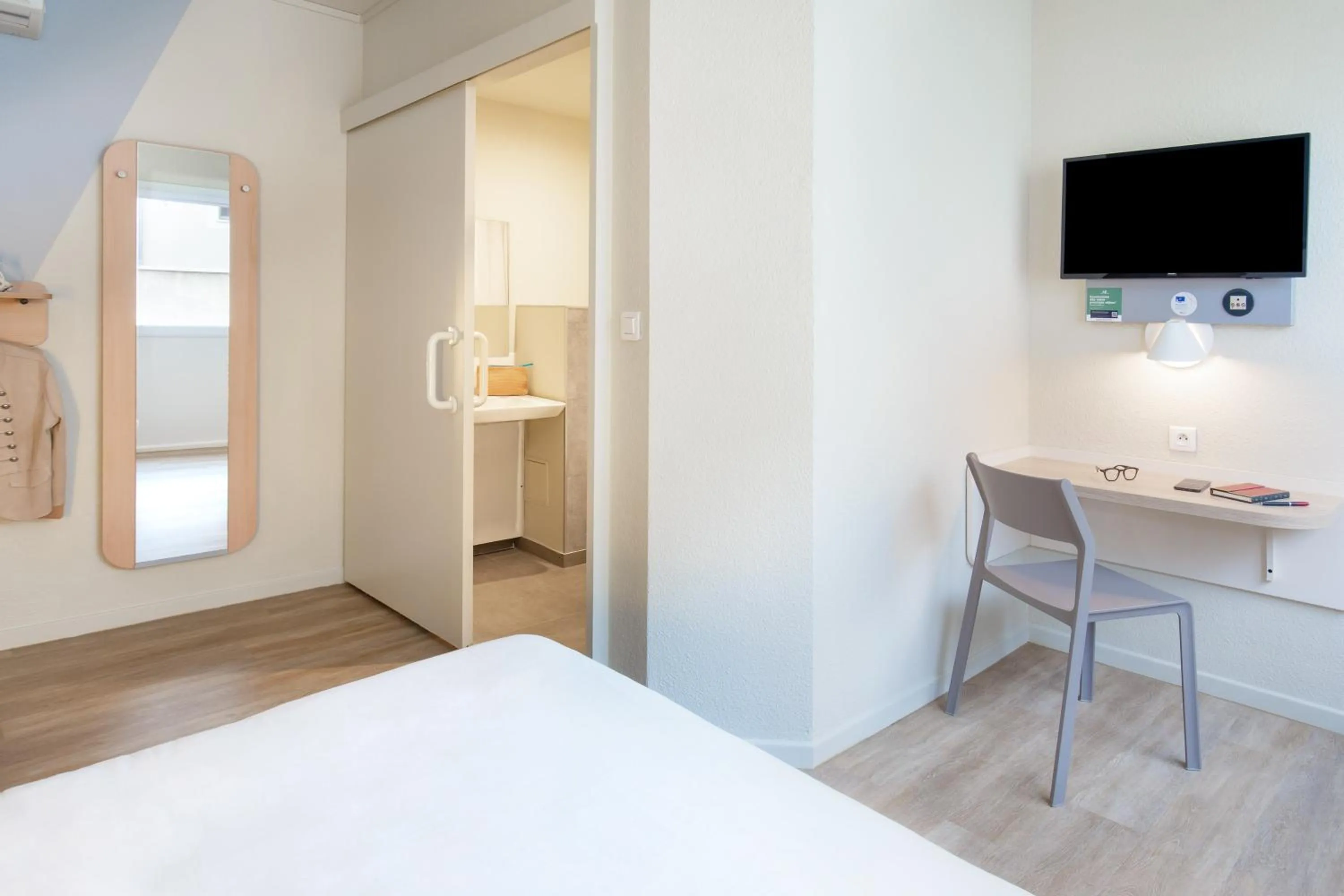 Bedroom, Bed in ibis budget Cavaillon