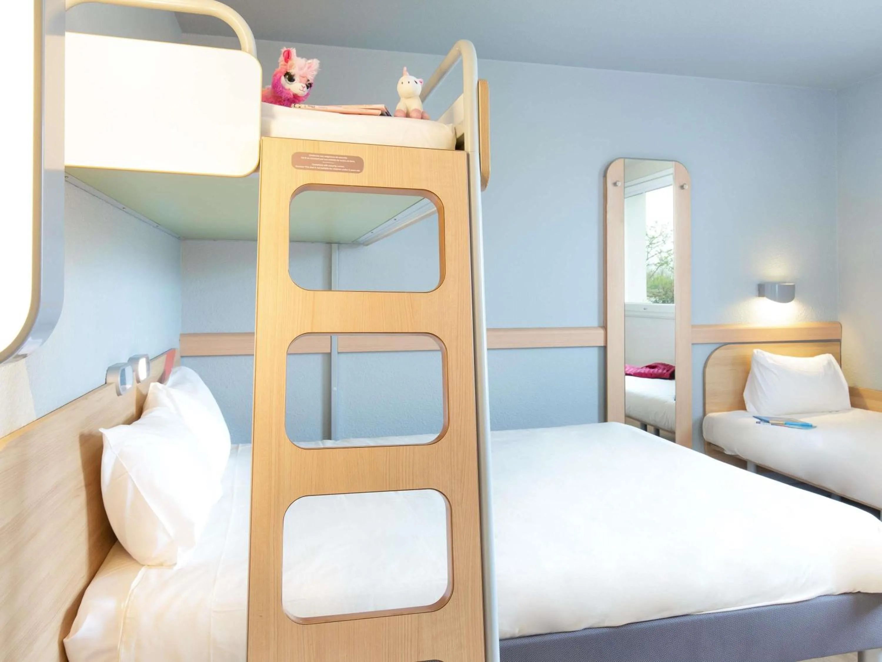 Bedroom, Bed in ibis budget Cavaillon