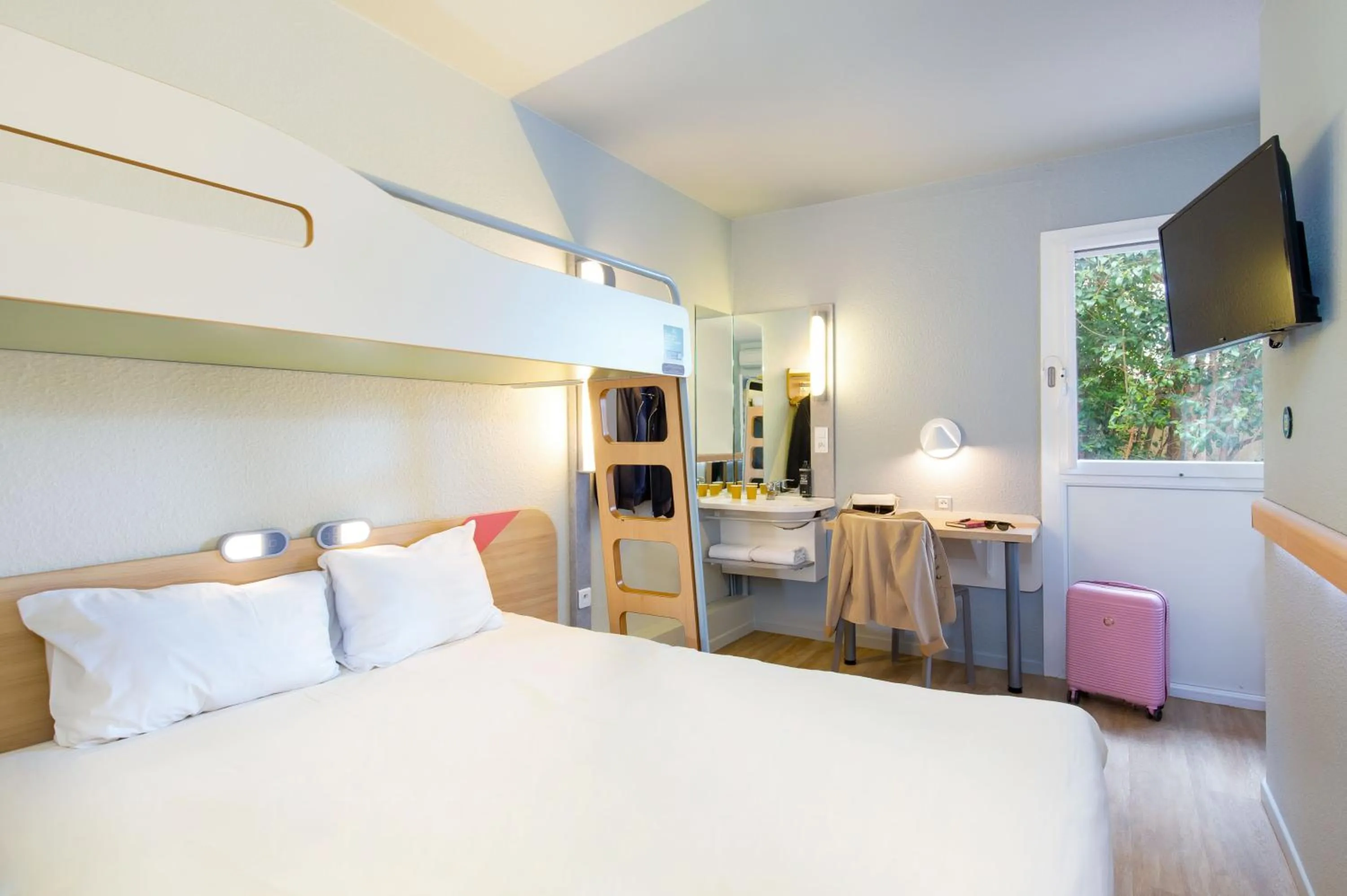 Bedroom, Bed in ibis budget Cavaillon