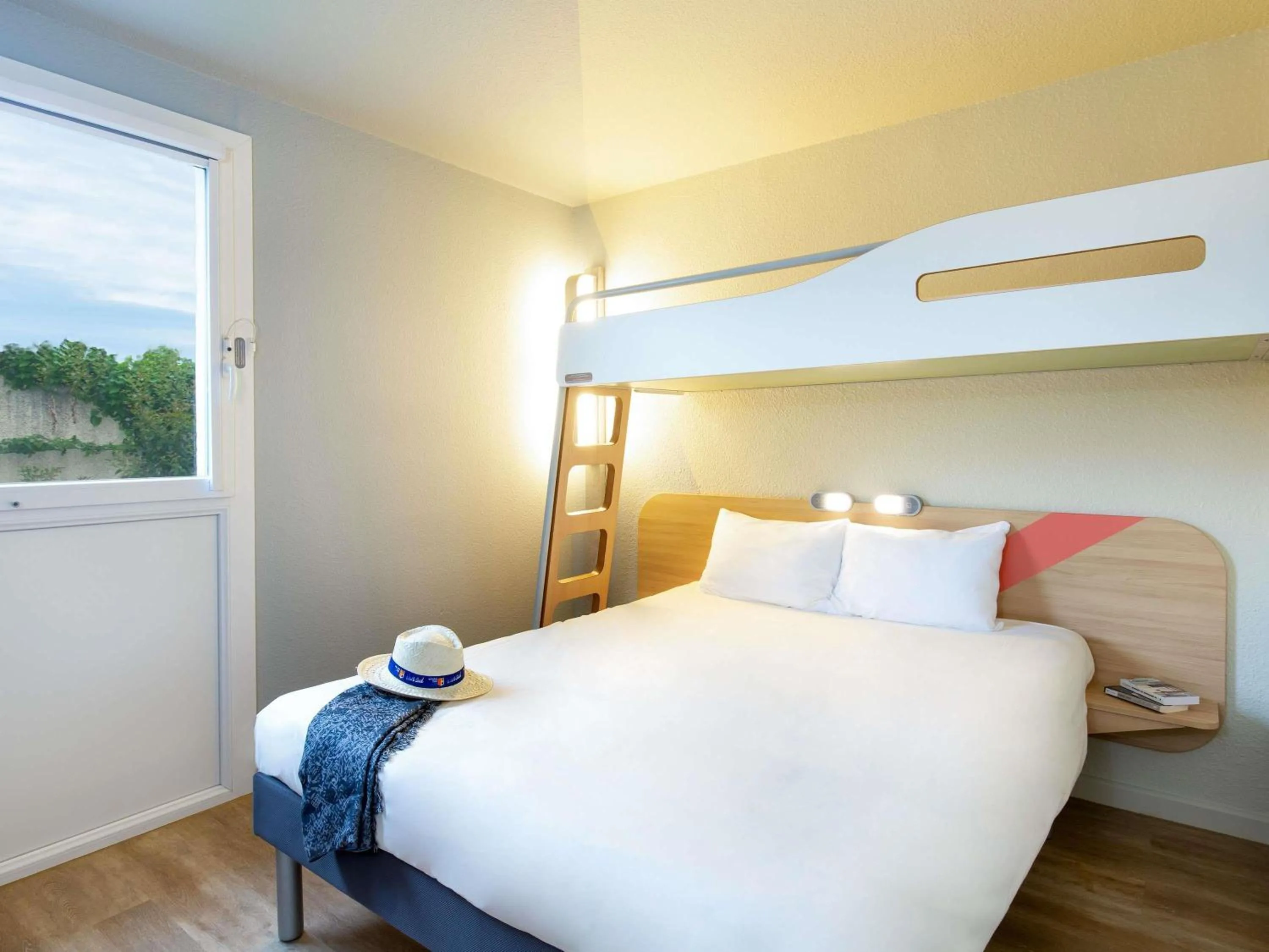 Bedroom, Bed in ibis budget Cavaillon