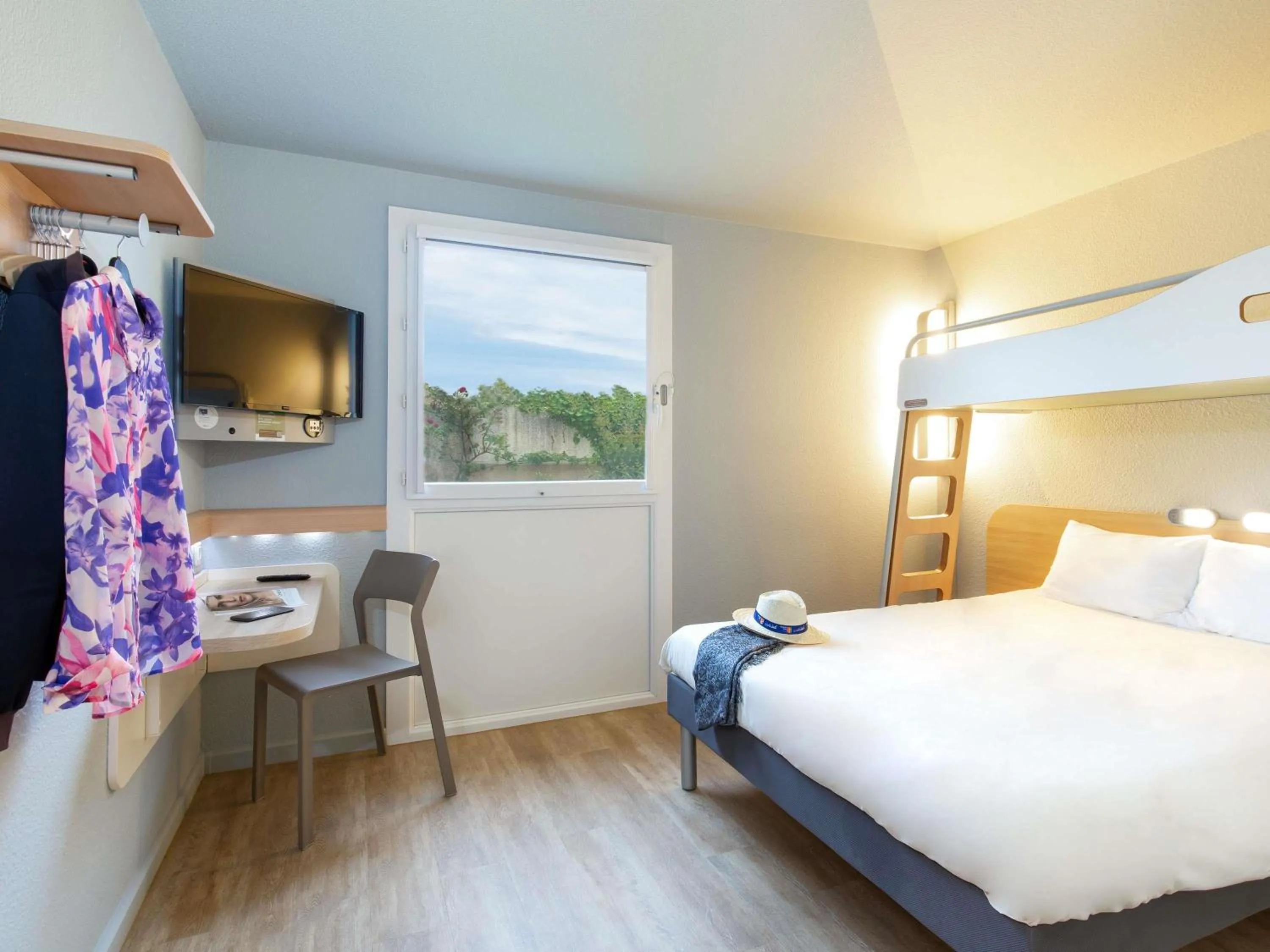 Bedroom, Bed in ibis budget Cavaillon