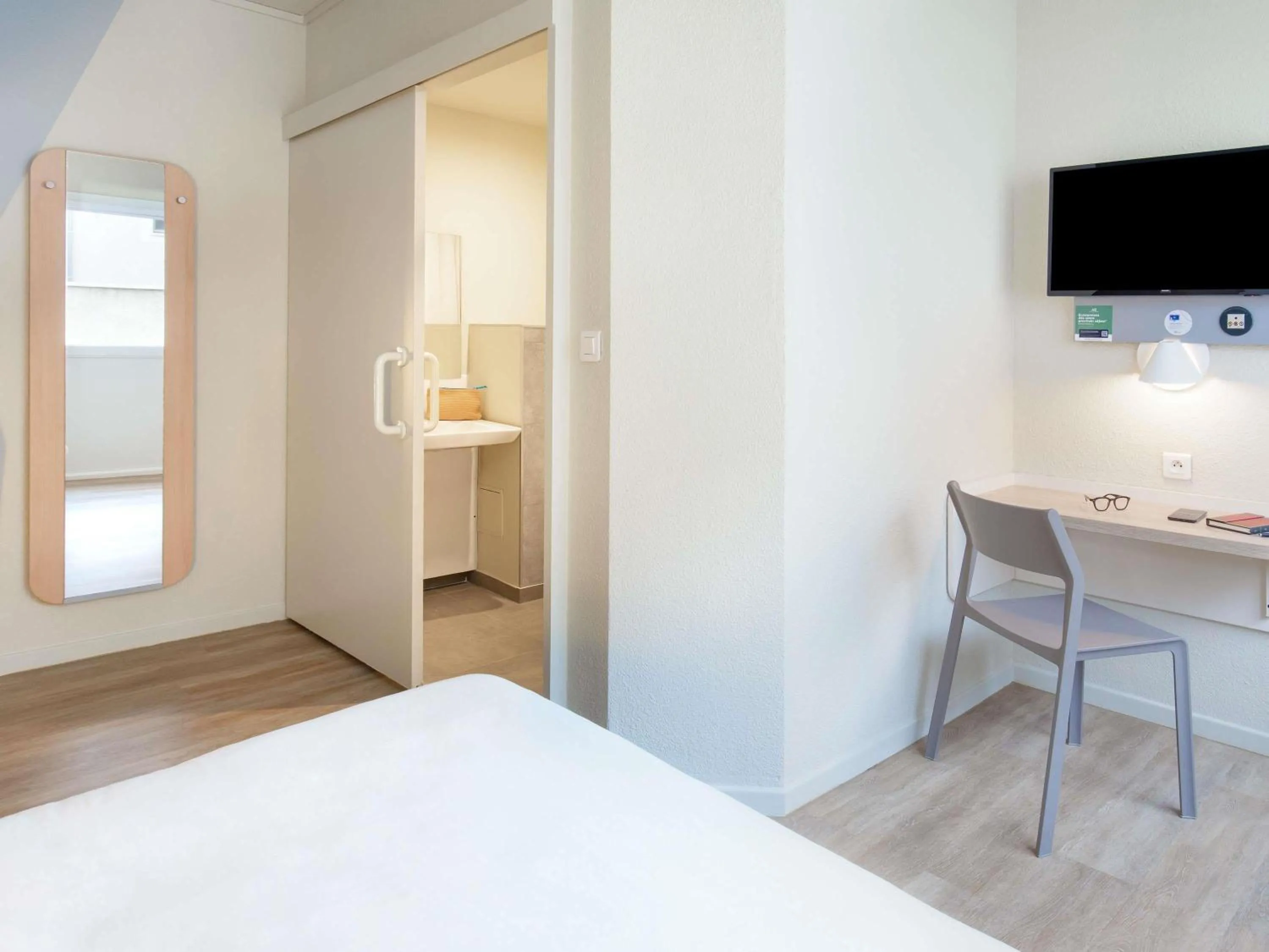 Bedroom, Bed in ibis budget Cavaillon