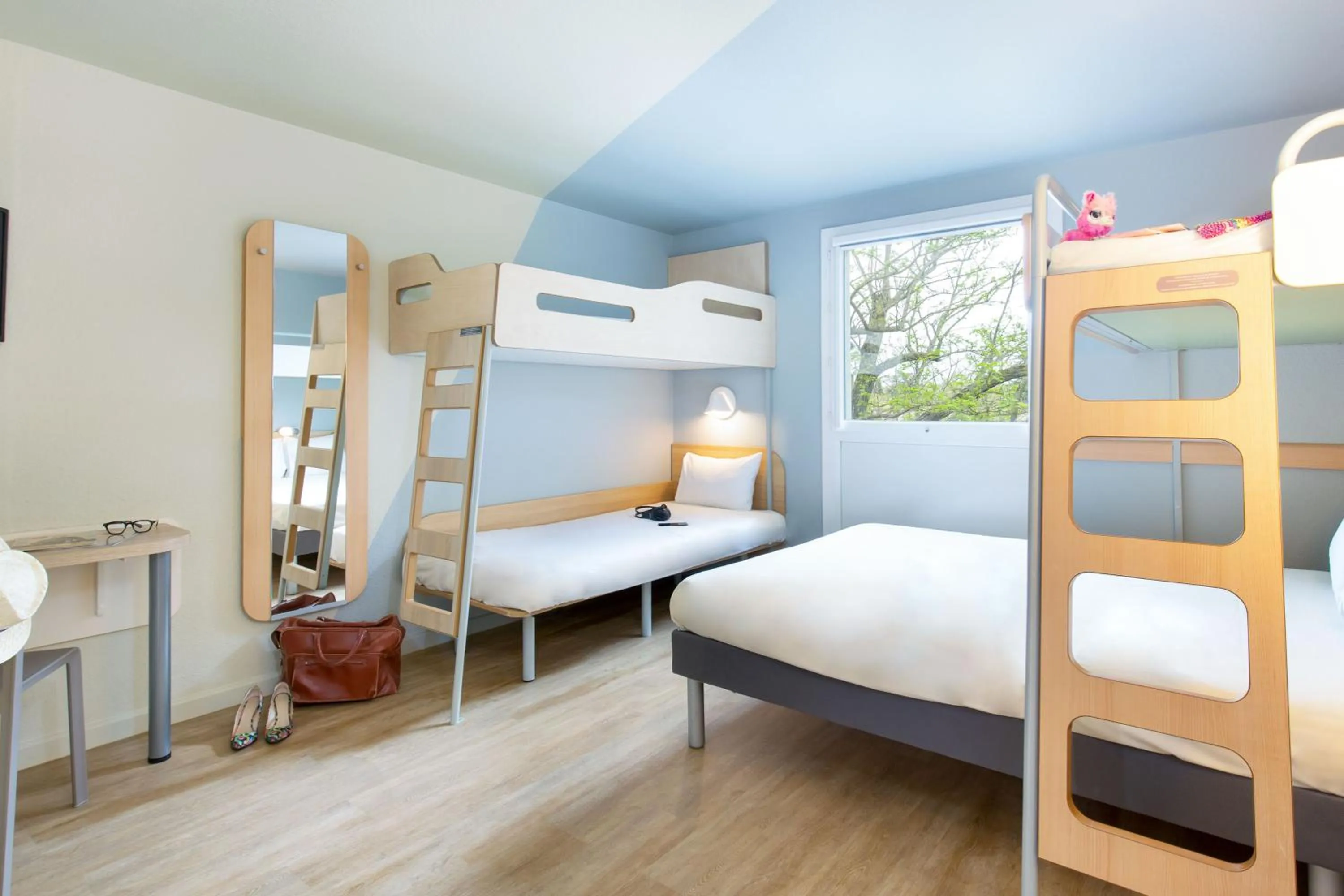 Bedroom, Bed in ibis budget Cavaillon